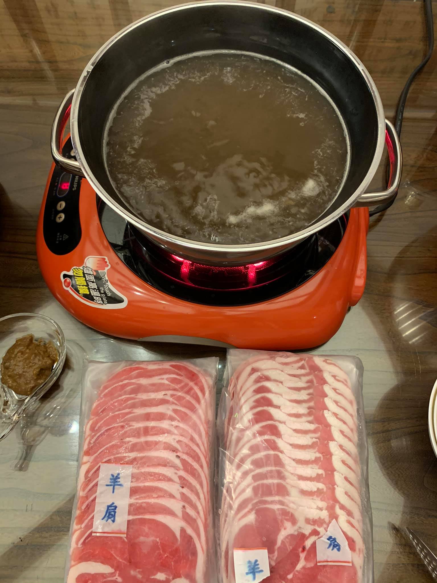 用原高湯涮羊肩切片。