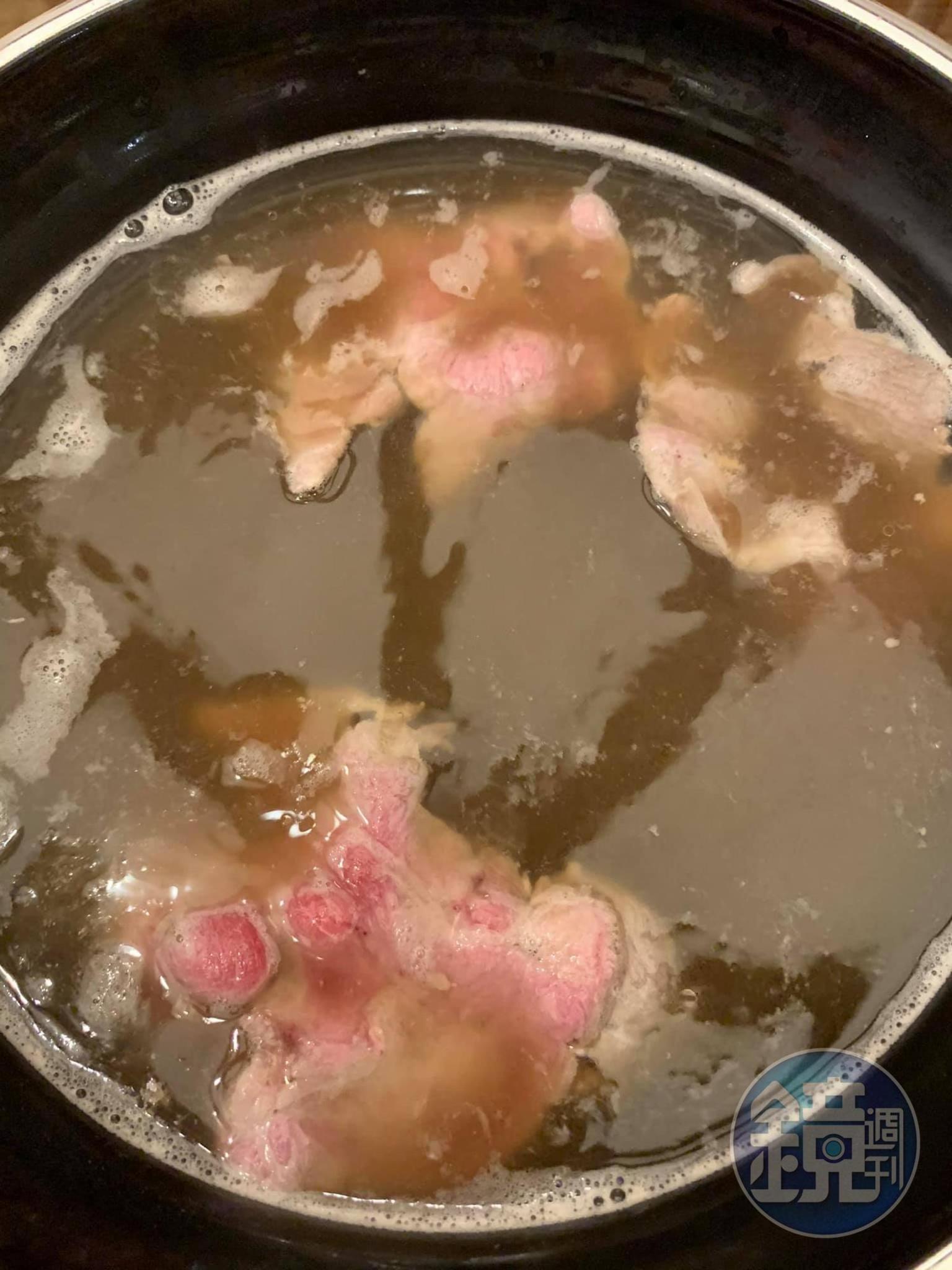 用高湯涮羊肉。