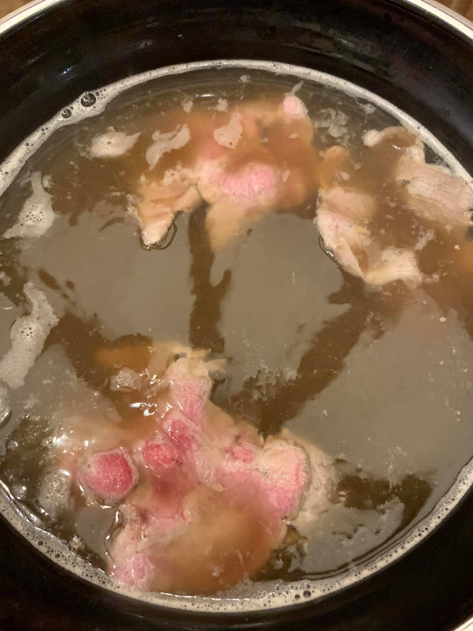 用高湯涮羊肉。