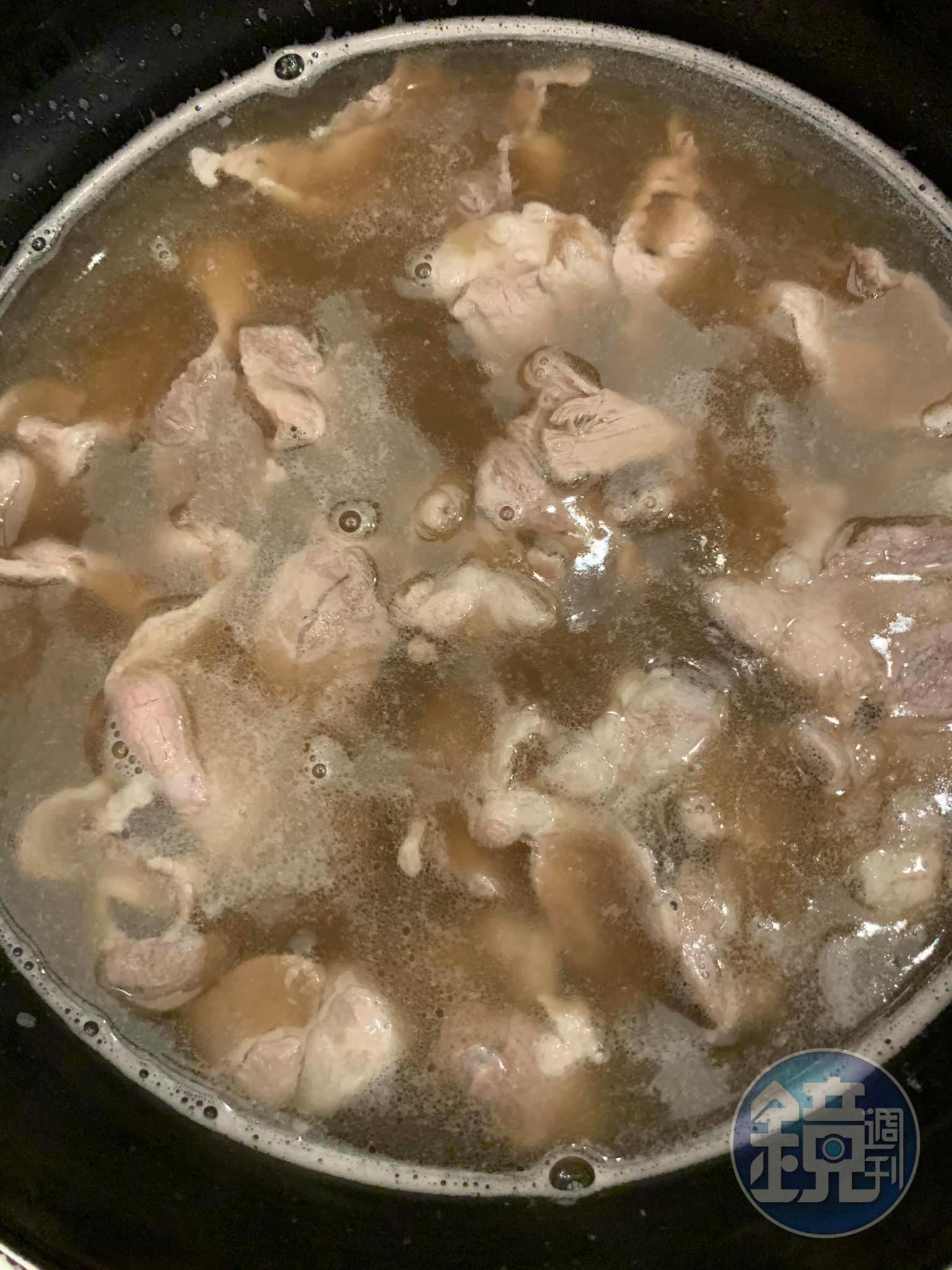 羊肉涮一會兒即可起鍋。
