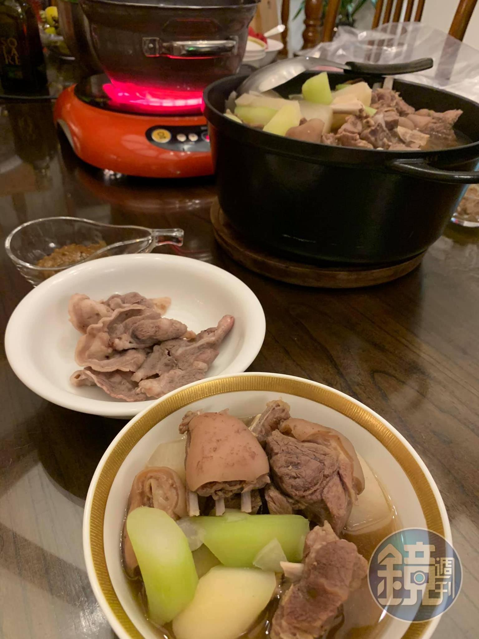 清燉蔬菜羊上桌,另用電磁爐準備涮羊肉。