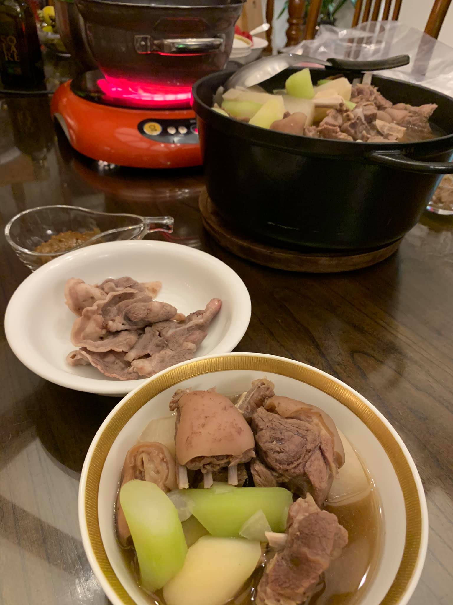 清燉蔬菜羊上桌,另用電磁爐準備涮羊肉。