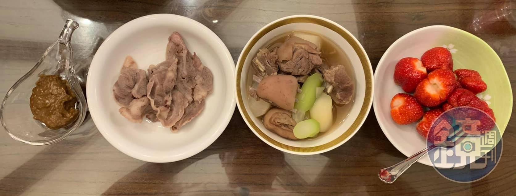 由左至右,沾醬、涮羊肉、蔬菜羊、剛上市的草莓。