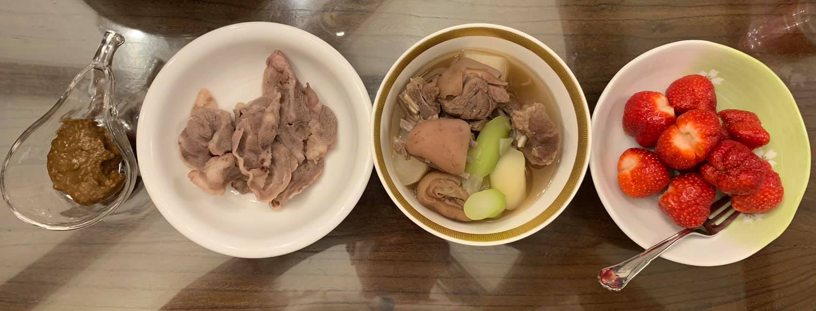 由左至右,沾醬、涮羊肉、蔬菜羊、剛上市的草莓。