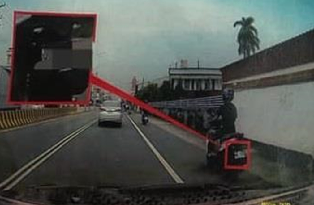 網友遭後方汽車駕駛檢舉「任意駛出邊線」，讓他相當氣憤。（翻攝自爆料公社）