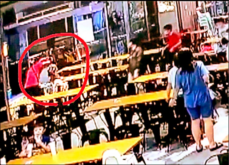 蔡男拍掉對方刀子，與蘇男一路拉、扭打到用餐區。（林慶祥翻攝）