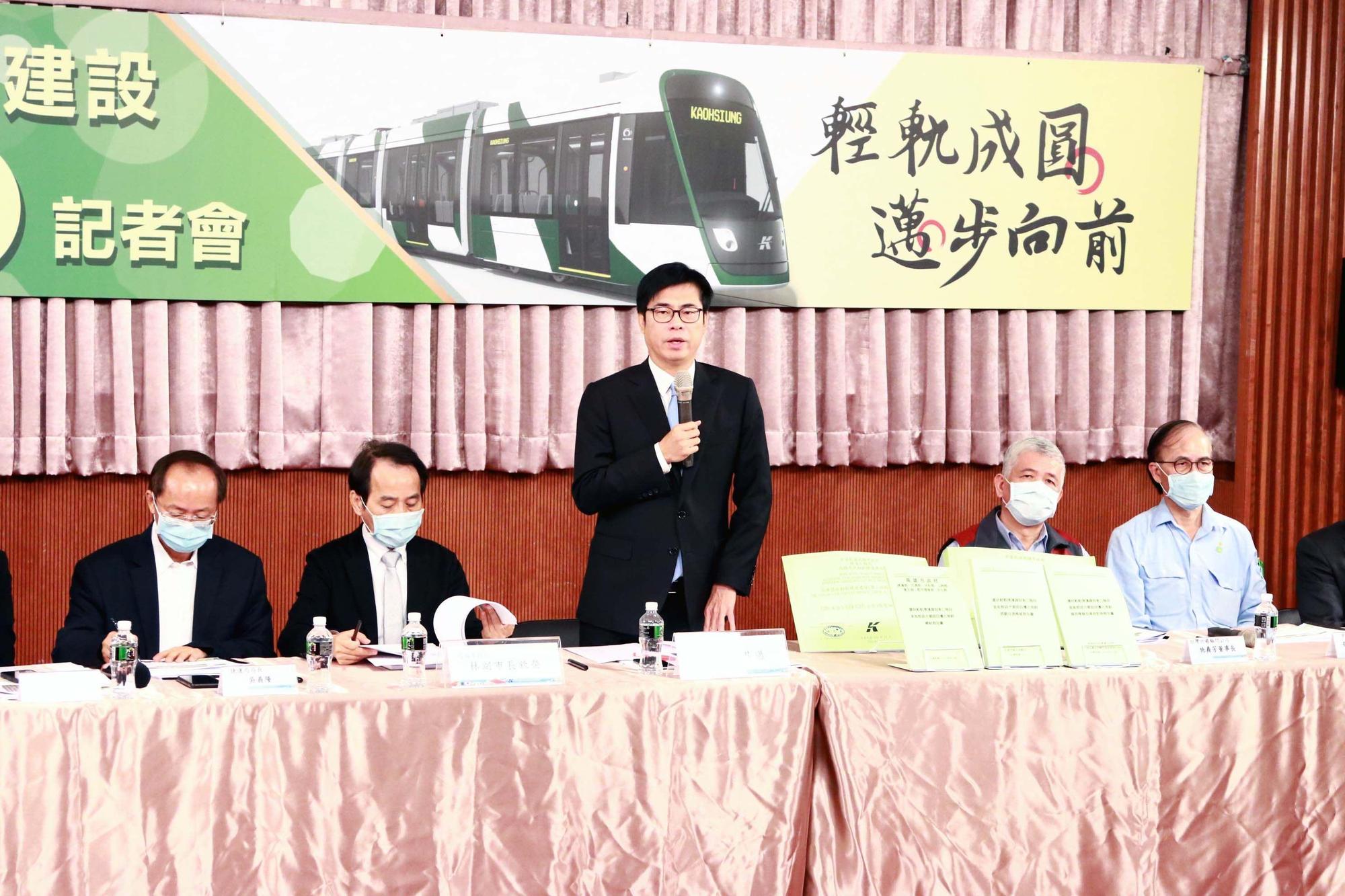 高雄市長陳其邁（中）今宣布輕軌即刻復工。（高雄市政府提供）