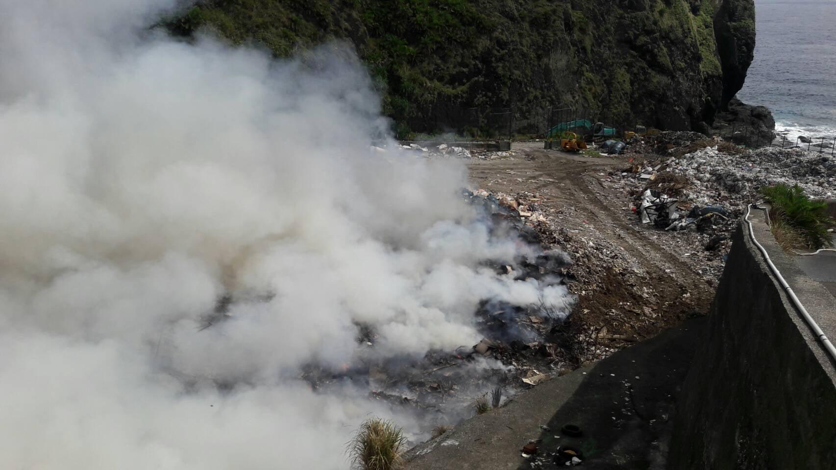 綠島睡美人垃圾掩埋場悶燒5日,大量濃煙臭味飄散至全島。(翻攝自台東縣消防局臉書)
