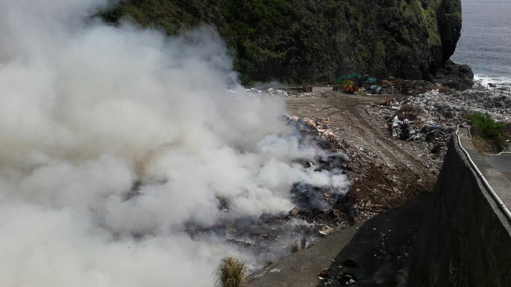 綠島睡美人垃圾掩埋場悶燒5日，大量濃煙臭味飄散至全島。（翻攝自台東縣消防局臉書）