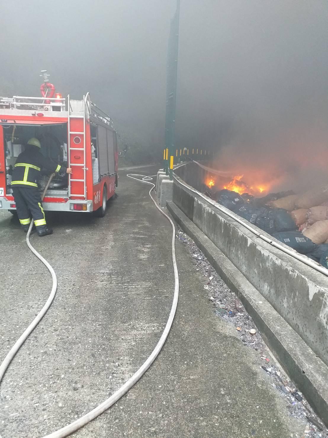 綠島垃圾掩埋場6日凌晨突爆炸起火,並持續悶燒。(翻攝自台東縣消防局臉書)