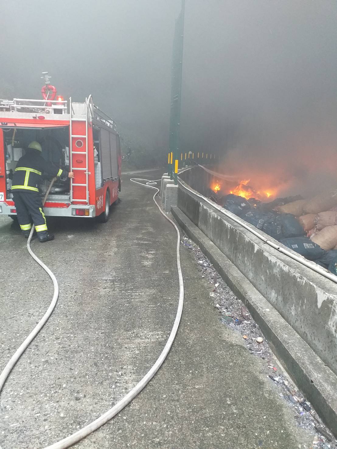 綠島垃圾掩埋場6日凌晨突爆炸起火，並持續悶燒。（翻攝自台東縣消防局臉書）