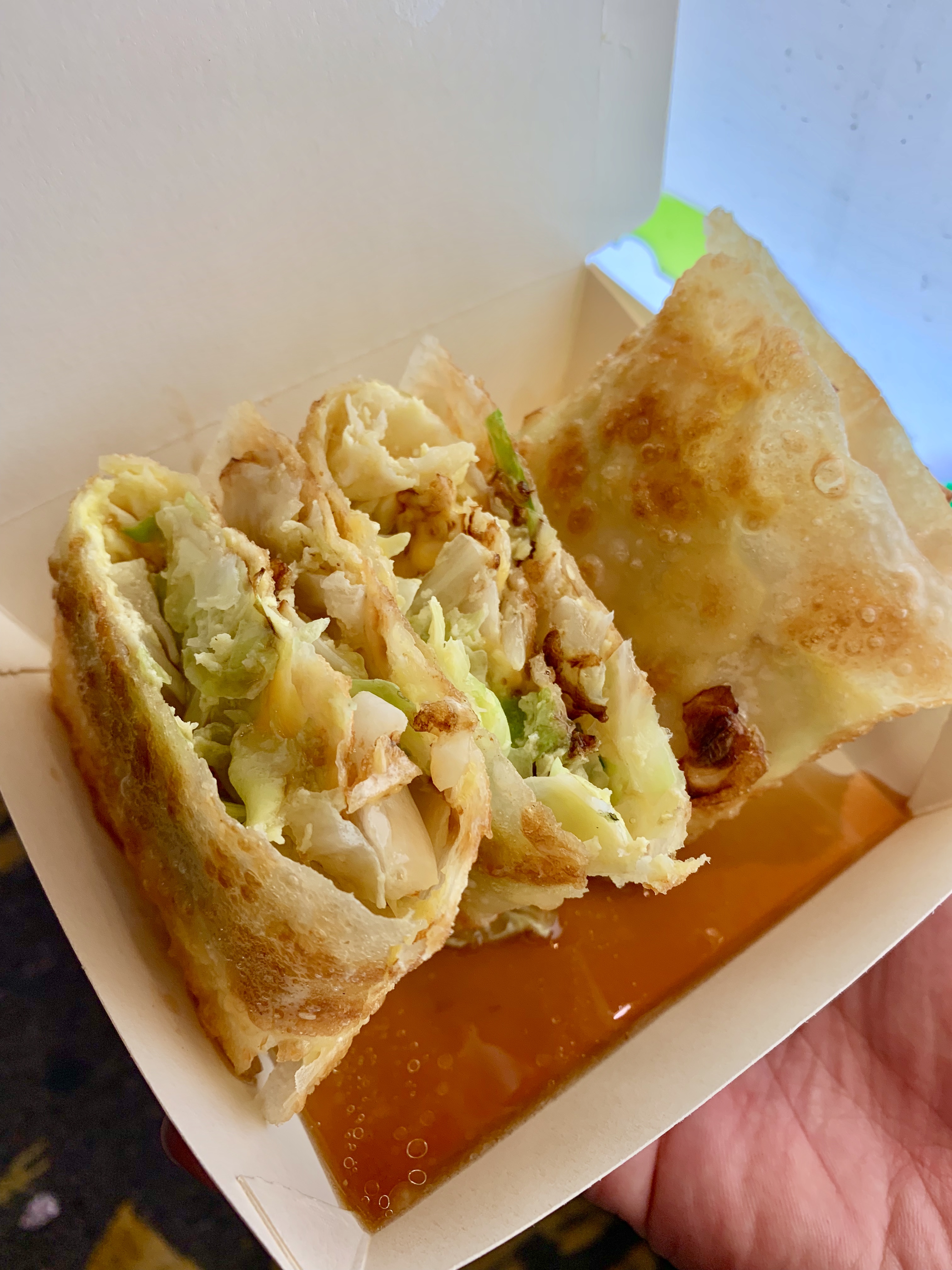 「蔬菜大蛋餅」外皮脆口不油,高麗菜餡保留了嚼感和甜分,起司能增加鹹香味。(40元/份,起司另加10元)