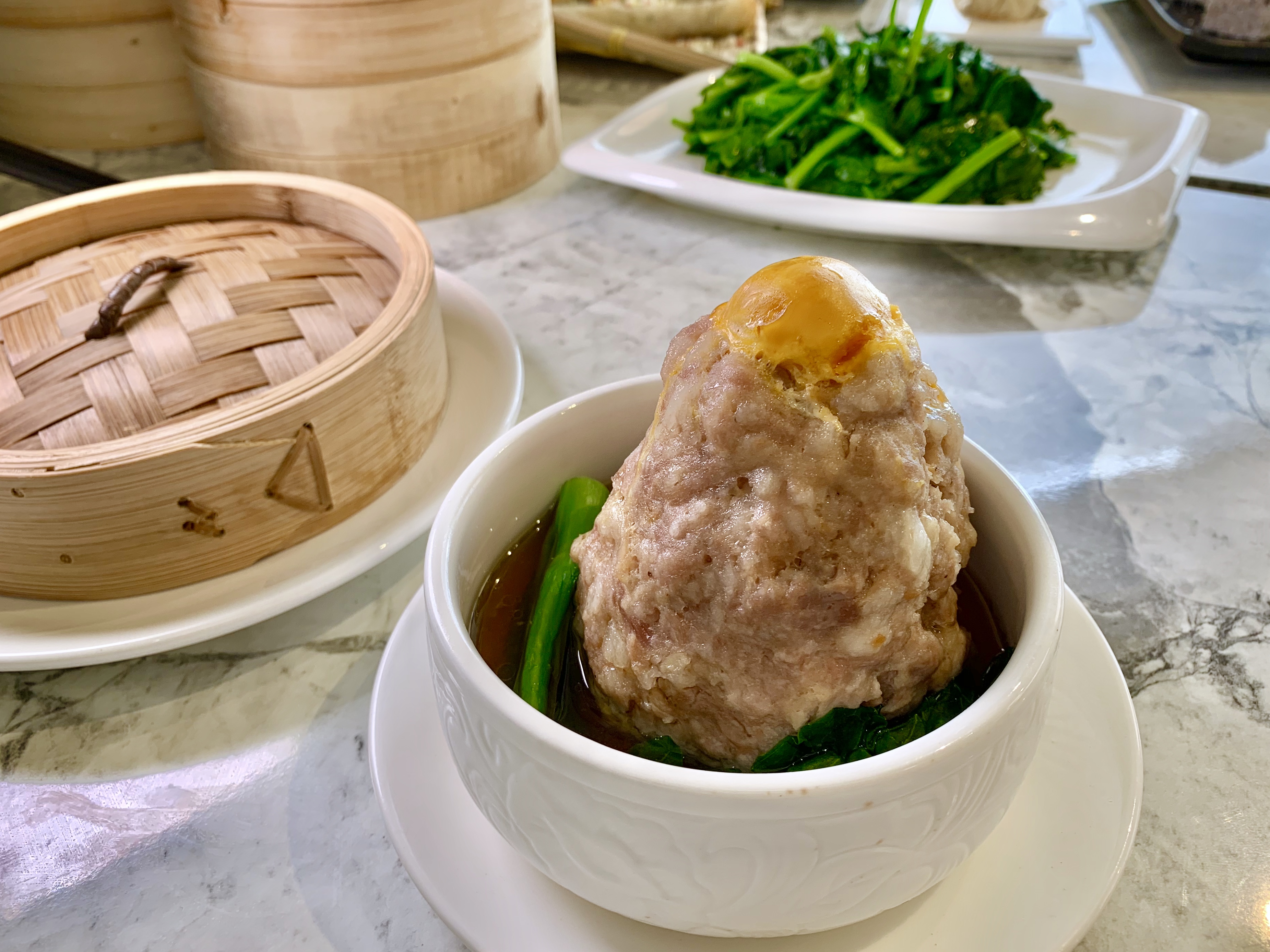 「鹹魚蒸肉餅山」口感綿嫩鹹香，肉汁澆在飯上，很下飯。（280元／份）