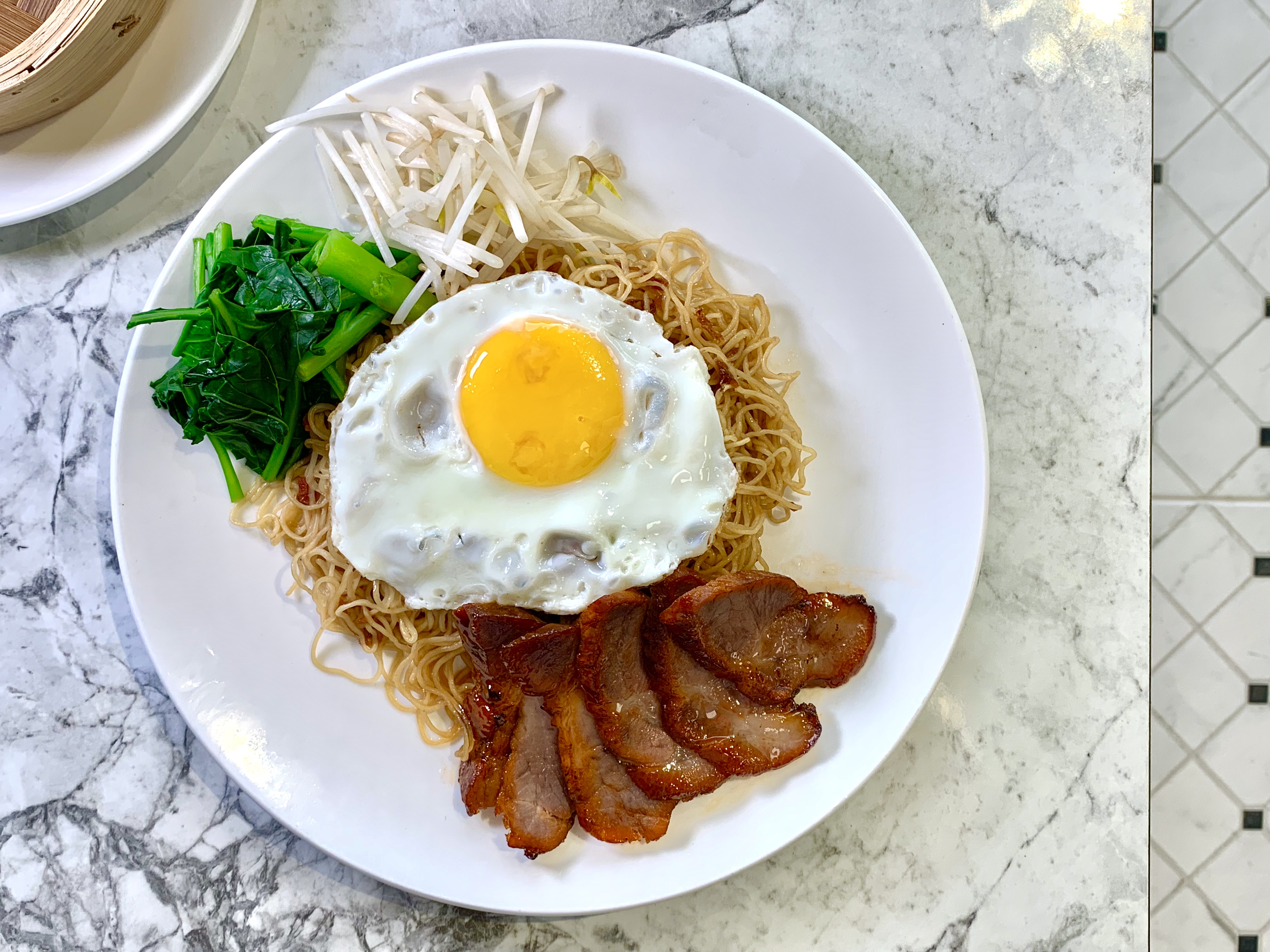 「叉燒XO撈麵」的麵體軟Ｑ，吸附干貝的鹹鮮味，叉燒肉蜜甜軟嫩。（250元／份）