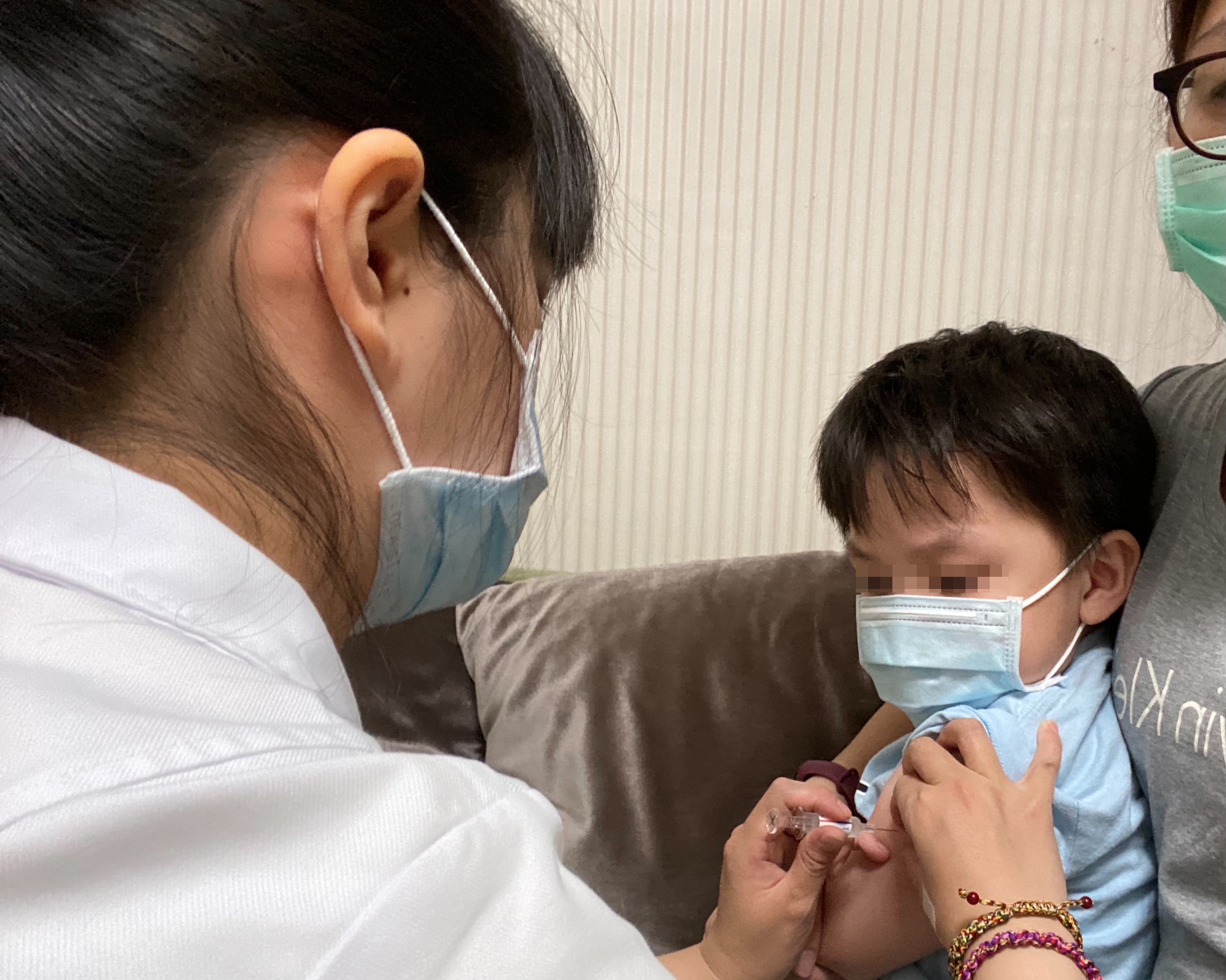 衛福部疾管署指出，近期幼童類流感門急診就診人次攀升，因此呼籲民眾儘早帶幼兒接種流感疫苗。（蘆州宋慧喬提供）