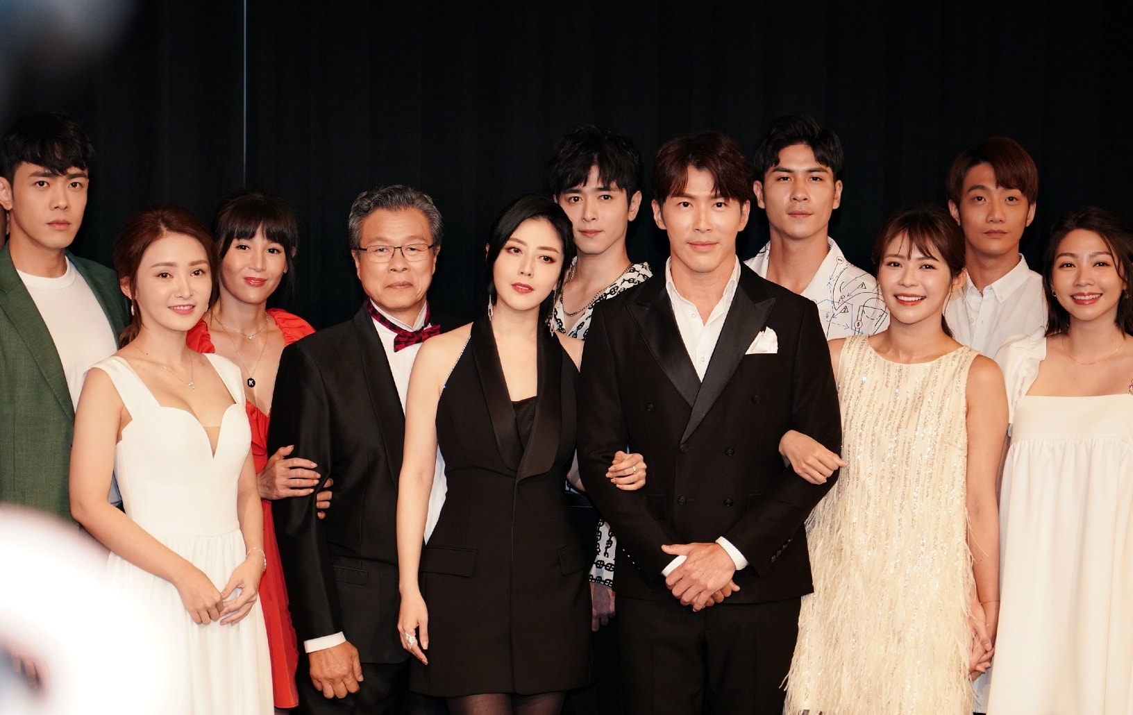 繼《家和萬事興》《甘味人生》和《金家好媳婦》,韓瑜(左5)、黃少祺(右5)兩人再次在《天之驕女》合作。(翻攝自韓瑜臉書)