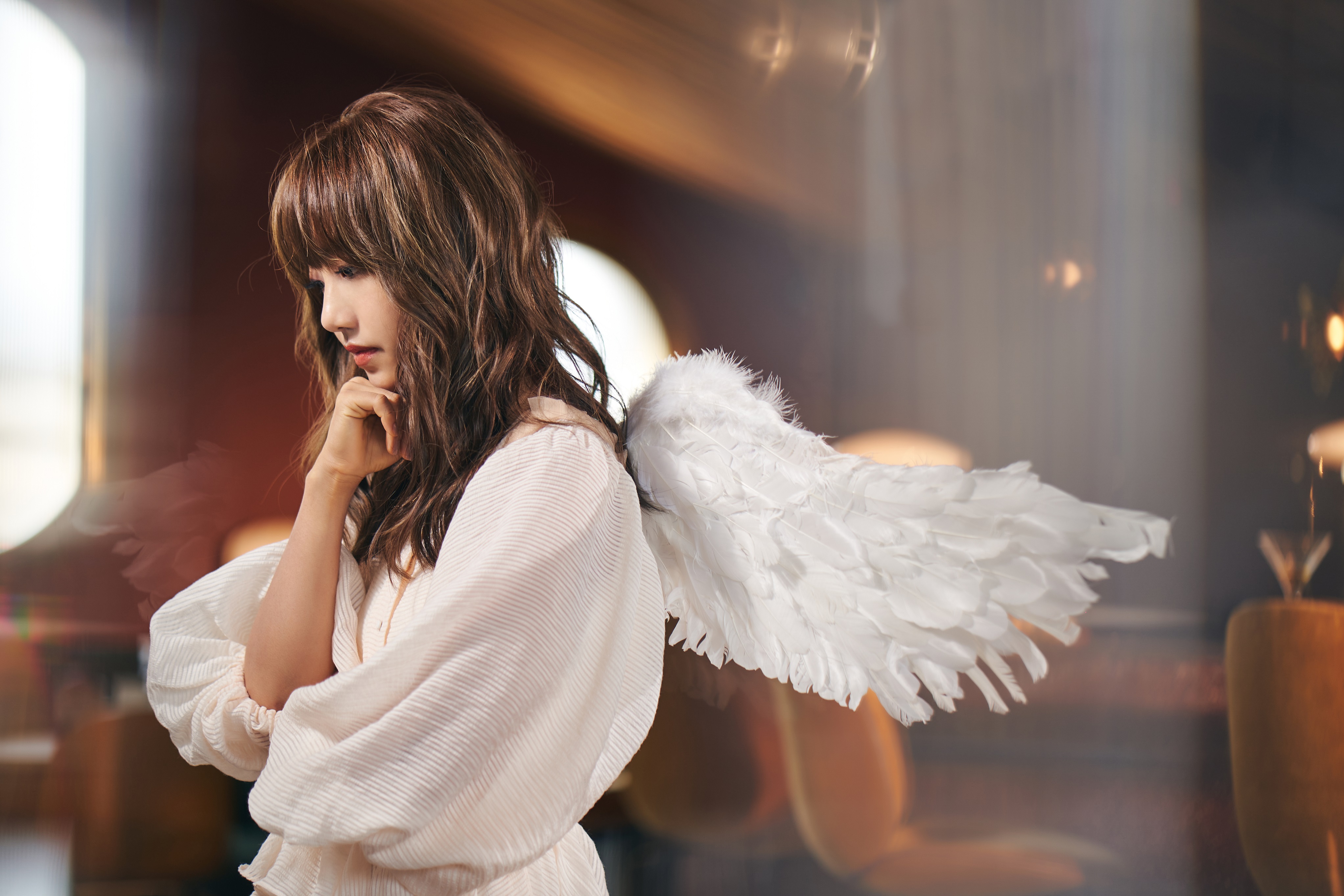 蔡佩軒在新主打歌曲〈CUPID〉MV中化身邱比特，專門射出讓戀人分開的「倒鉤分手箭」。（索尼音樂提供）