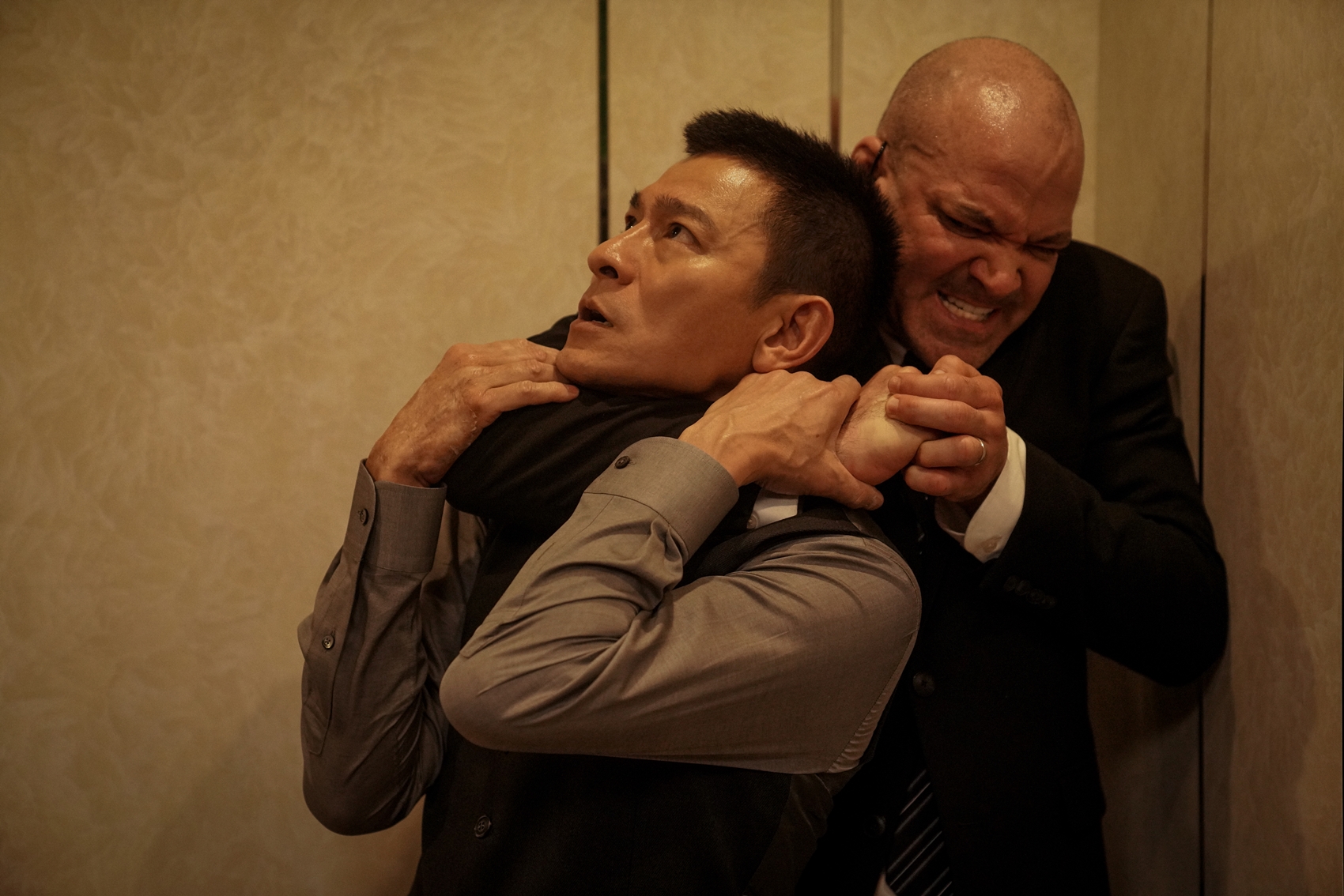 劉德華受傷後反連續接拍2部動作片，《拆彈專家2》更不乏肉搏打鬥鏡頭，還要與超大隻的外國動作演員對打。（華映）