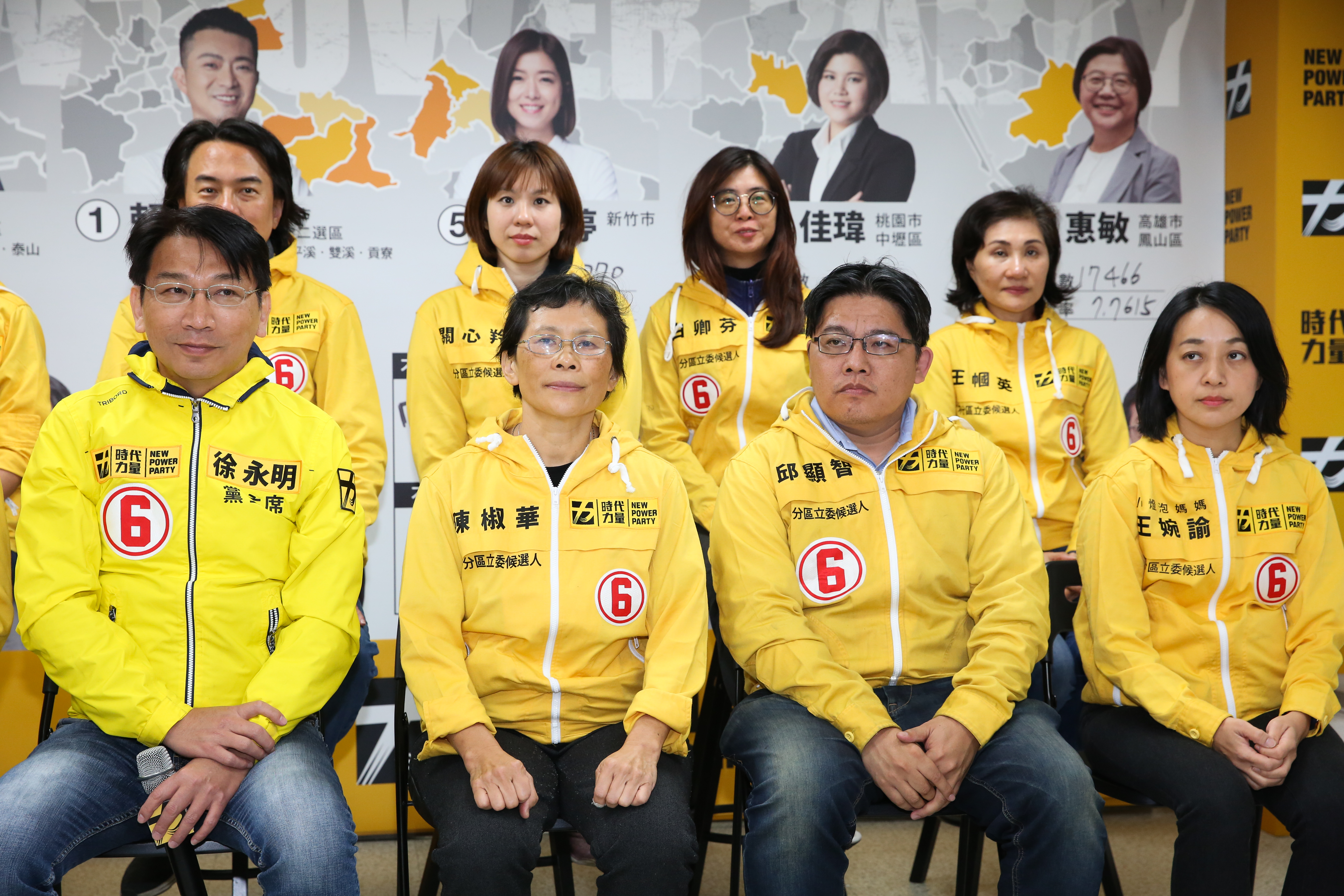 時代力量創黨以來第三任期內,一共有四位黨主席,包含代理主席邱顯智(前排右二)。(本刊資料照)