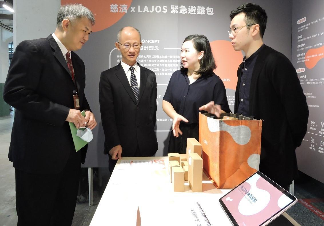 Lajos Design創辦人梁崇柏(右一)與設計師田應芃(右二)共同設計的防災教案及教具。(翻攝自慈濟)