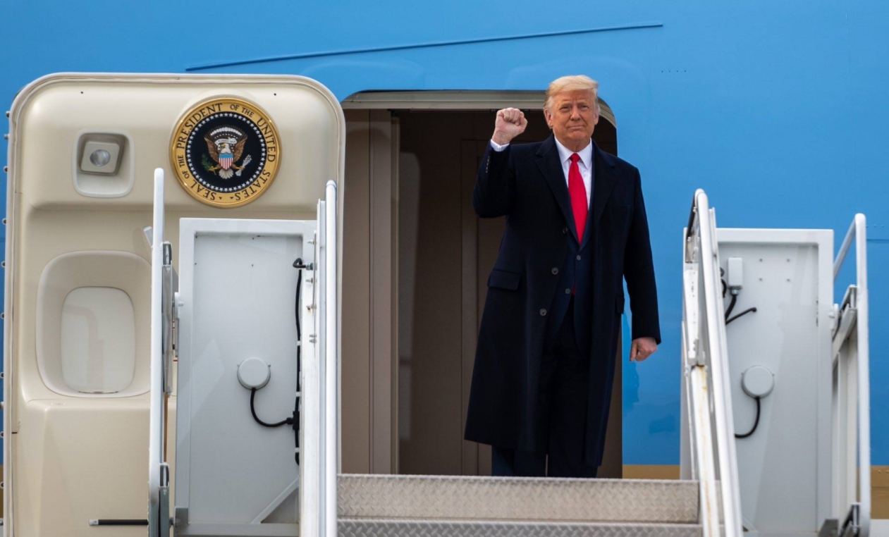 川普昨晚再度推特連發，表示「取得重大進展」拒絕認輸。（翻攝自川普臉書）