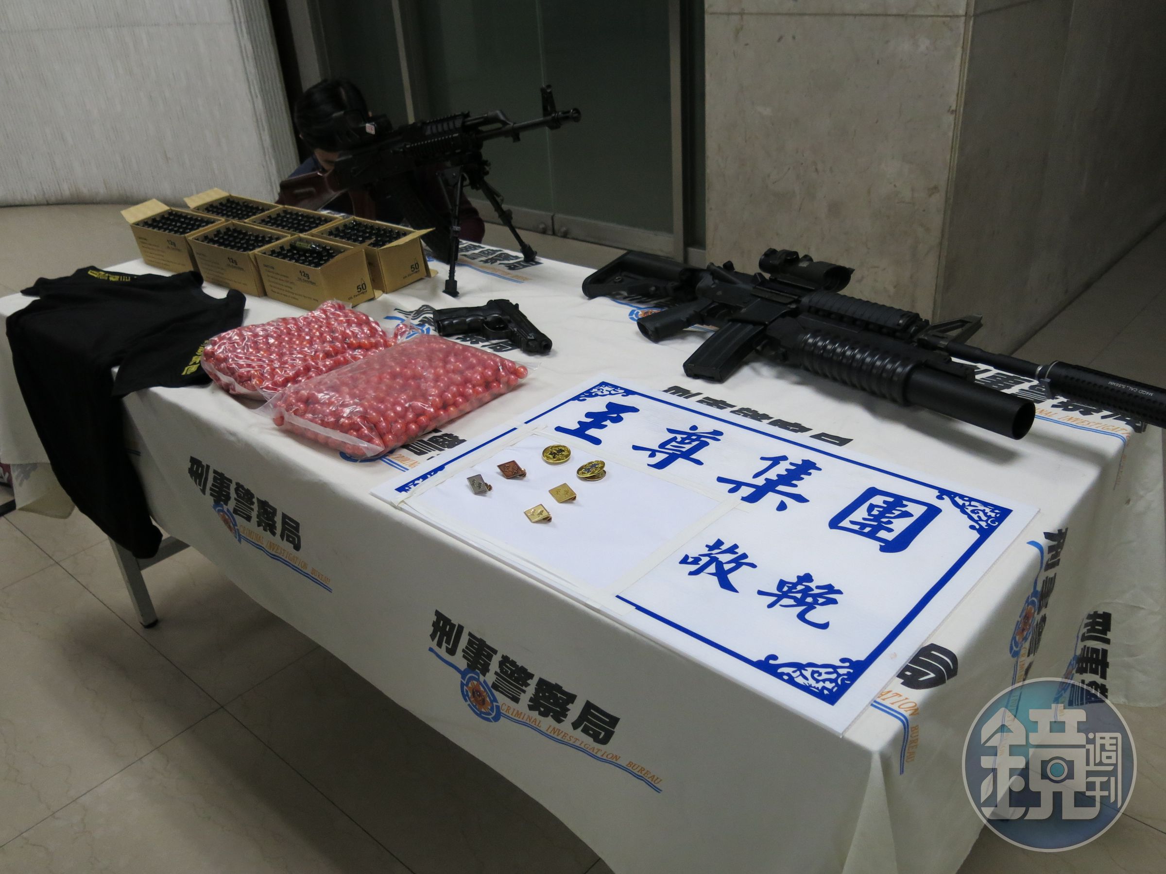 至尊盟李姓主嫌等人涉嫌持空氣槍對工程包商恐嚇取財。（刑事局提供）