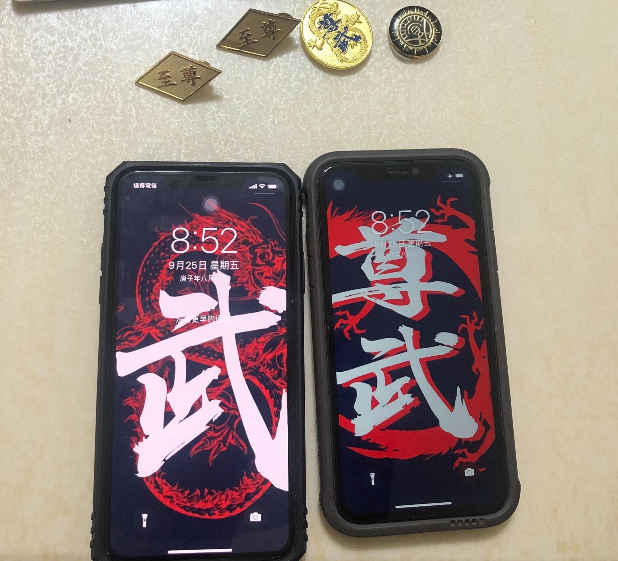 至尊盟設計徽章、T恤等幫派象徵物品,還設計手機桌布。(刑事局提供)
