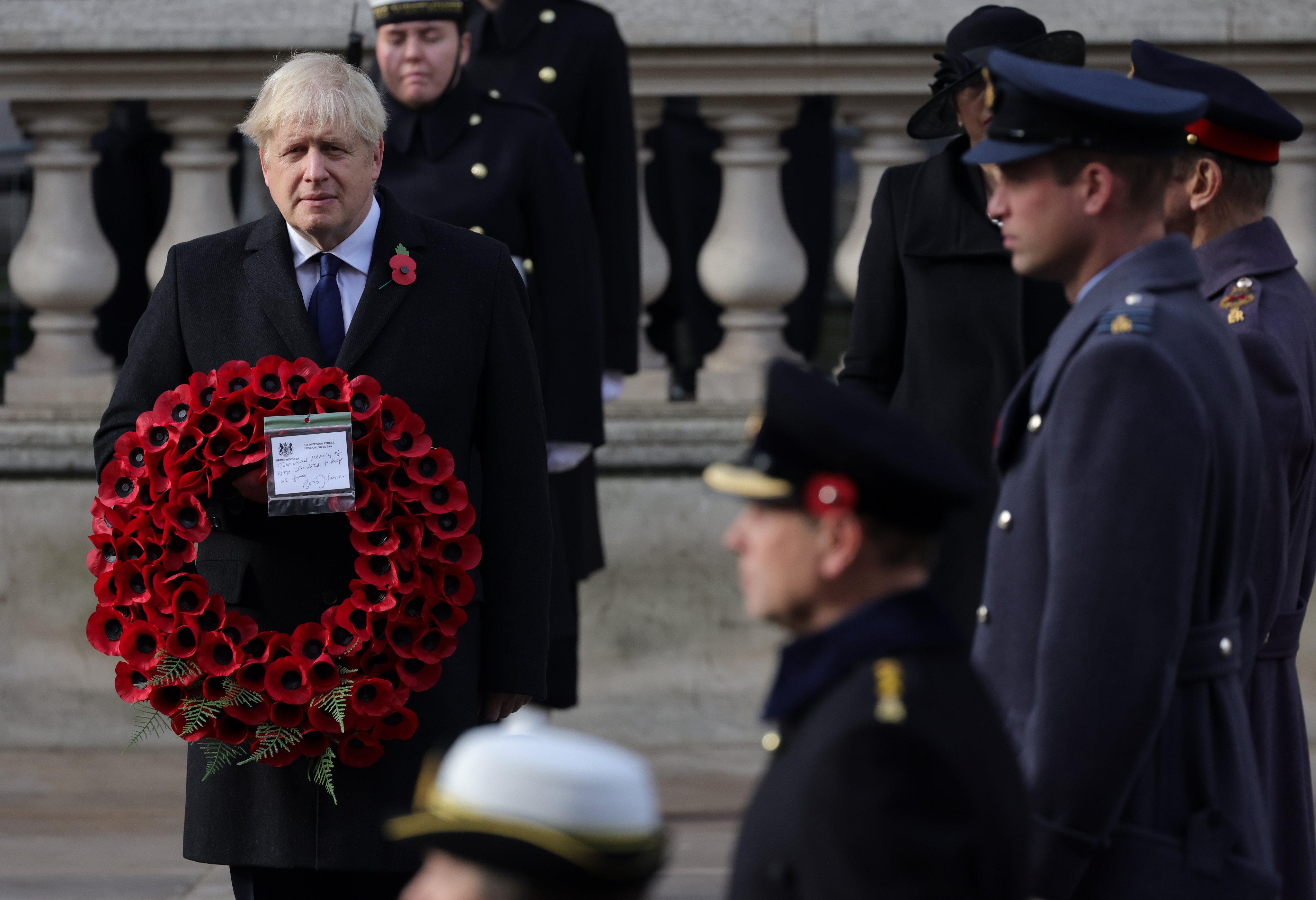 強生給拜登的推特賀遭網友發現，底竟有「川普，連任」等字樣，英國政府發言人閃電出面澄清。（翻攝自Baris Johnson推特）