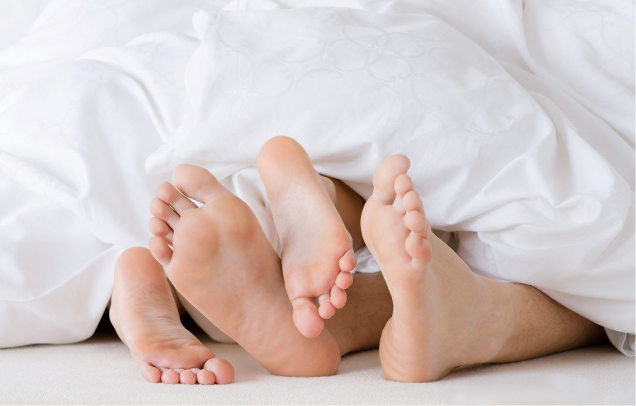 新娘找來閨密當伴娘，結果在丈夫電腦發現與閨密的親暱床照。（翻攝自網路）