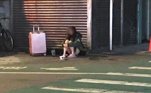 桃園市中壢車站外有名24歲少女在角落行乞，引發網友關注。（翻攝畫面）
