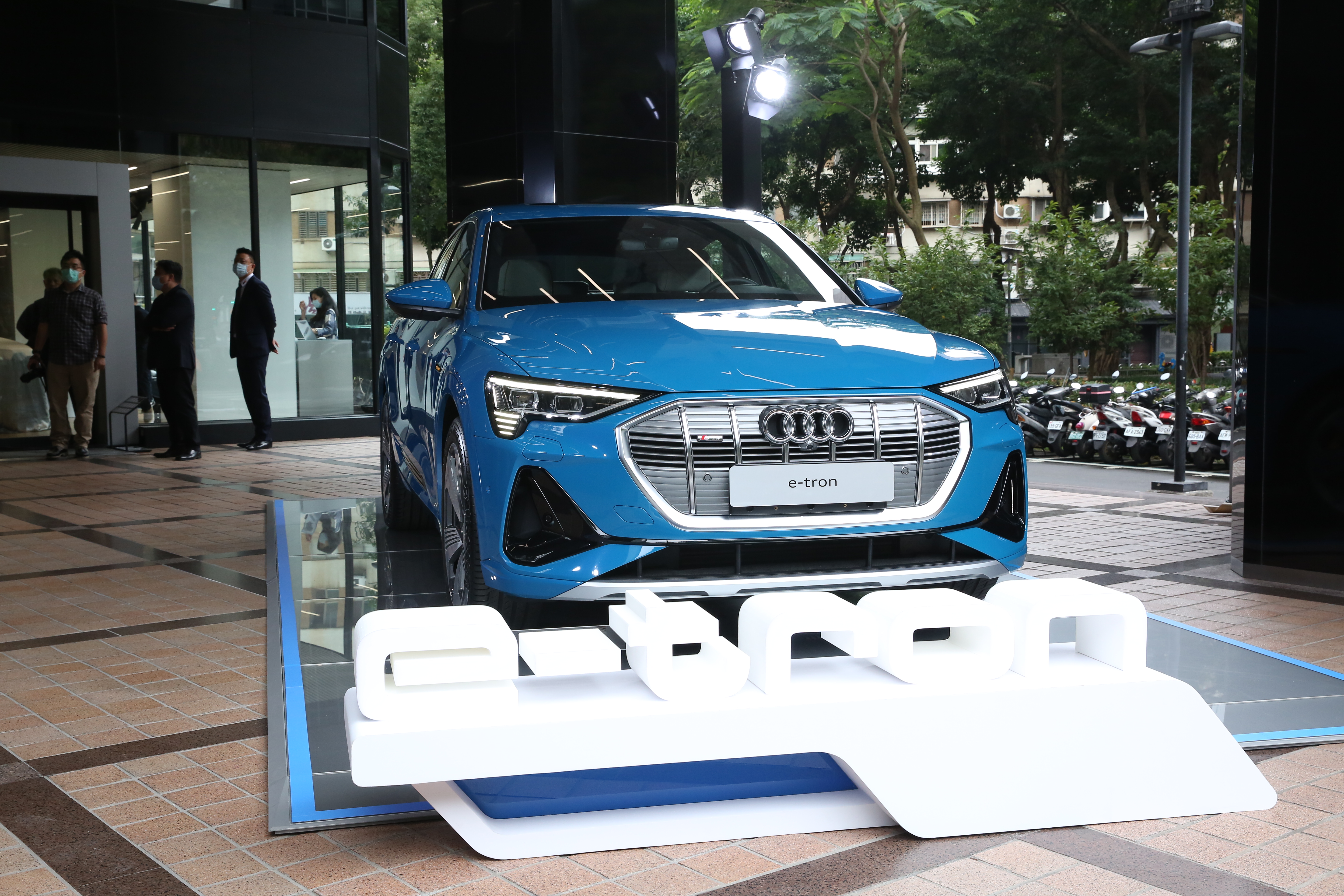 奧迪豪華純電休旅e-tron登台亮相，12月開始交車。