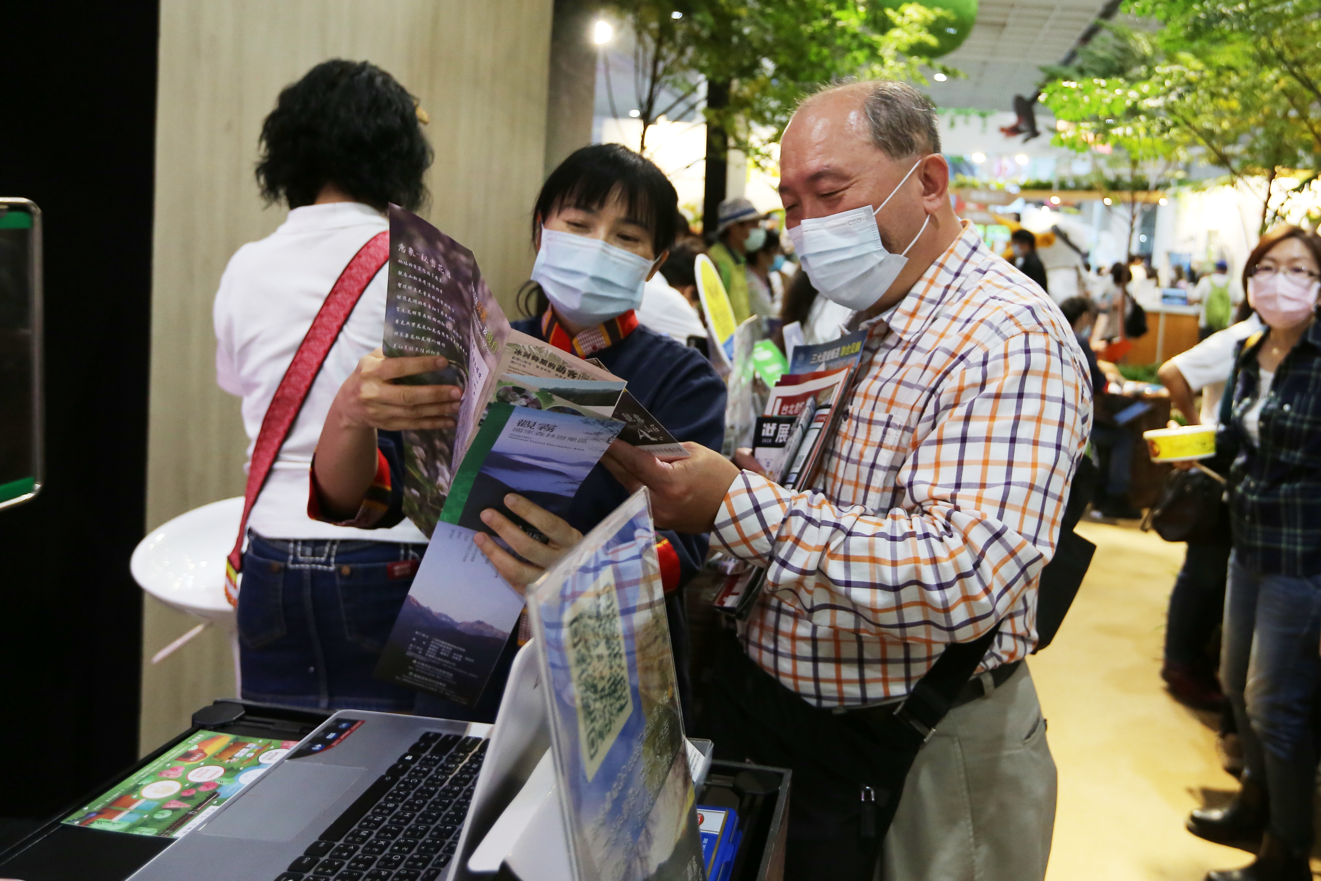 觀光局初步規劃「春節孝親專案」，對象限定55歲以上，每房補助1500元，每人可使用3次補助。圖為台北國際旅展參與民眾，示意圖。（本刊資料照）