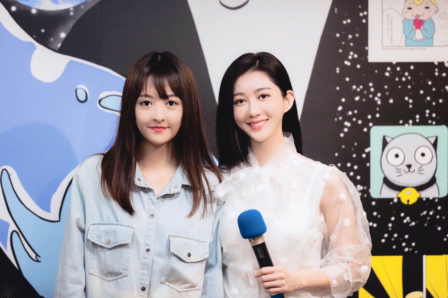 「小Y」蔡馥伊（左）改當漫畫家，並以筆名「富伊」出道，發表新作當天，好友王晴力挺。（Wix提供）