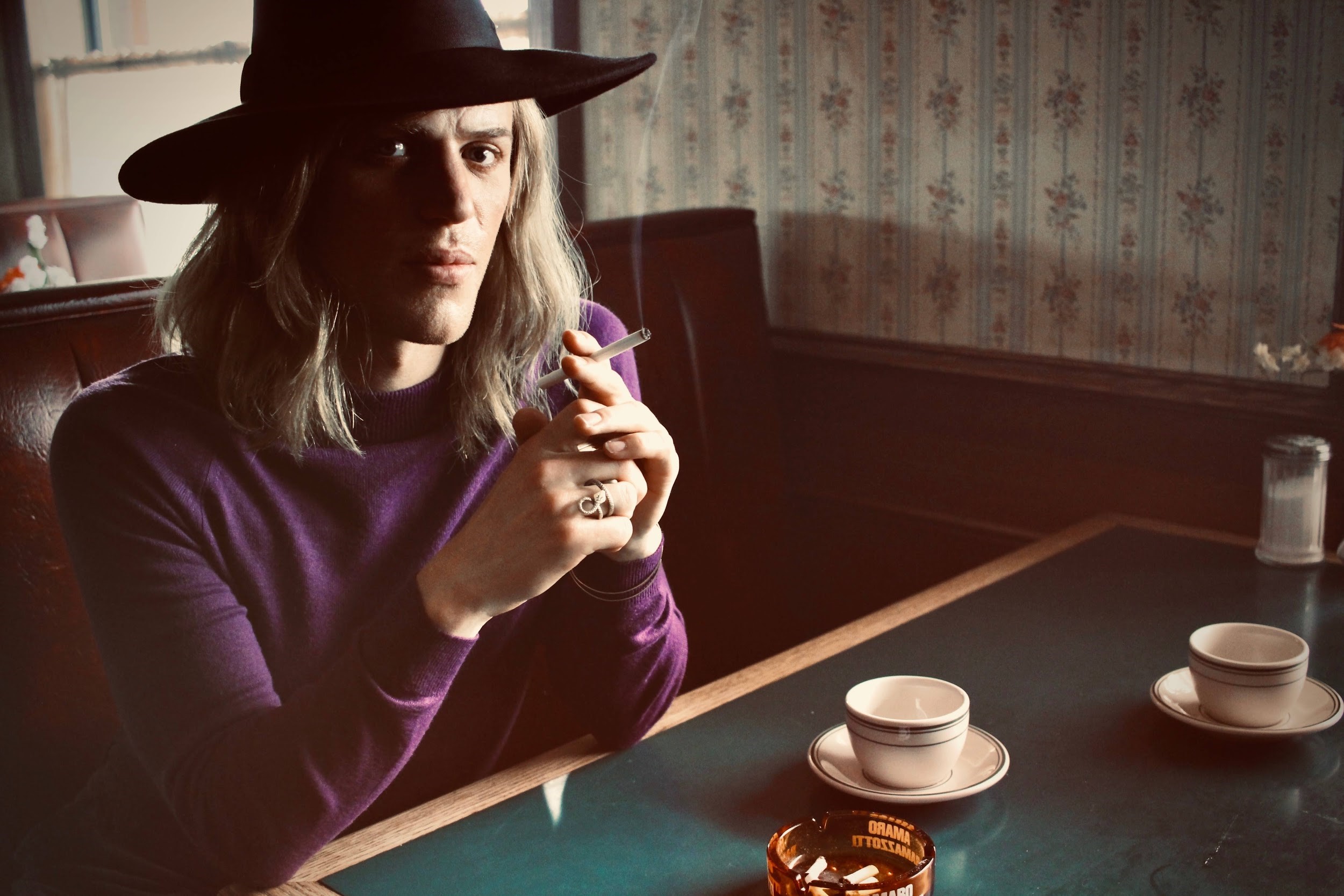 紀念傳奇歌手大衛鮑伊的電影《搖滾變色龍:大衛鮑伊》以他成名前隻身前往美國的經歷為主軸， 由英國演員強尼弗林主演。（台北双喜提供）