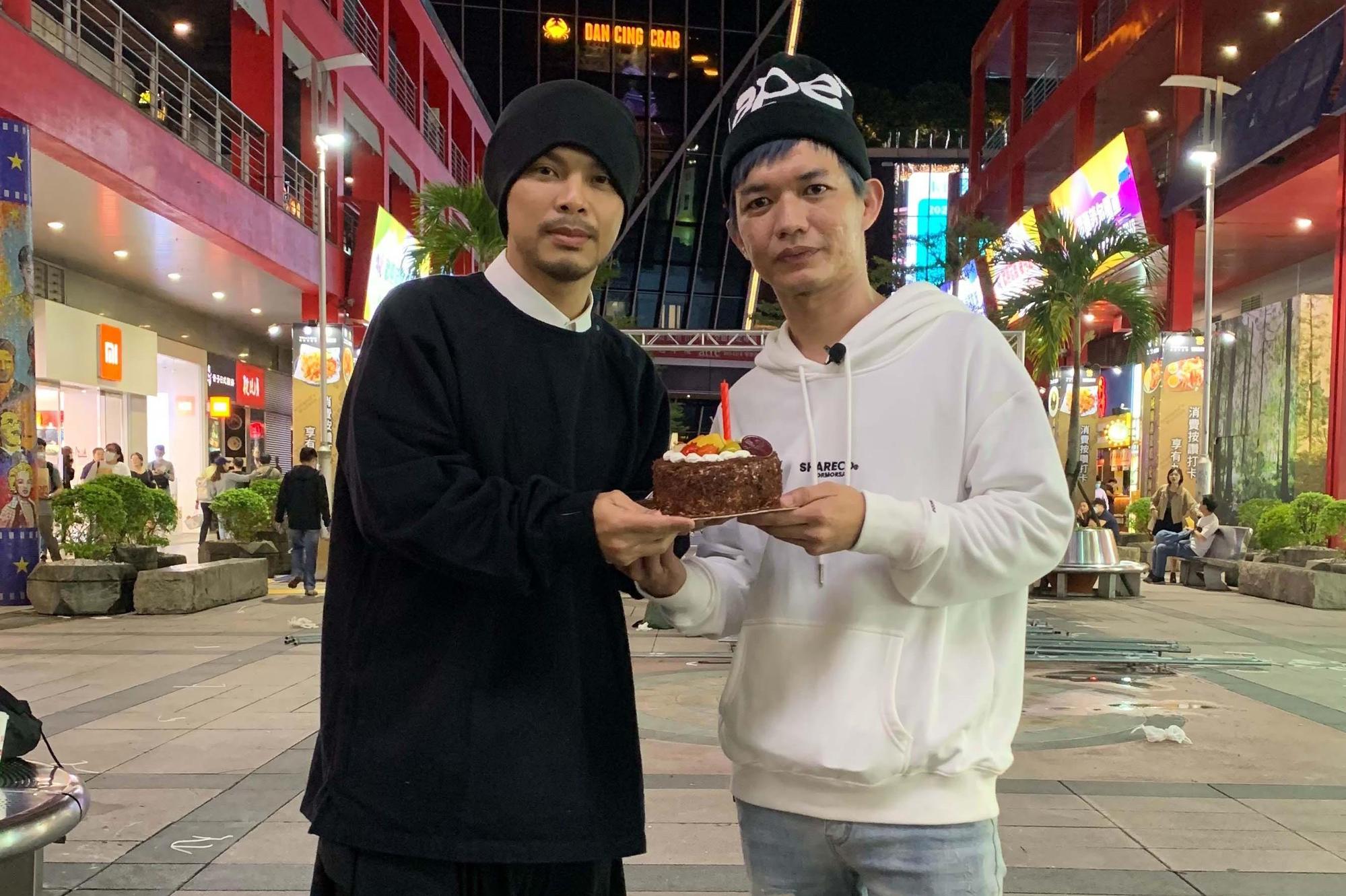晉身網路節目主持人的宥凱,在生日前夕邀請黃明志上節目。(馬棋朵數位影像製作提供)