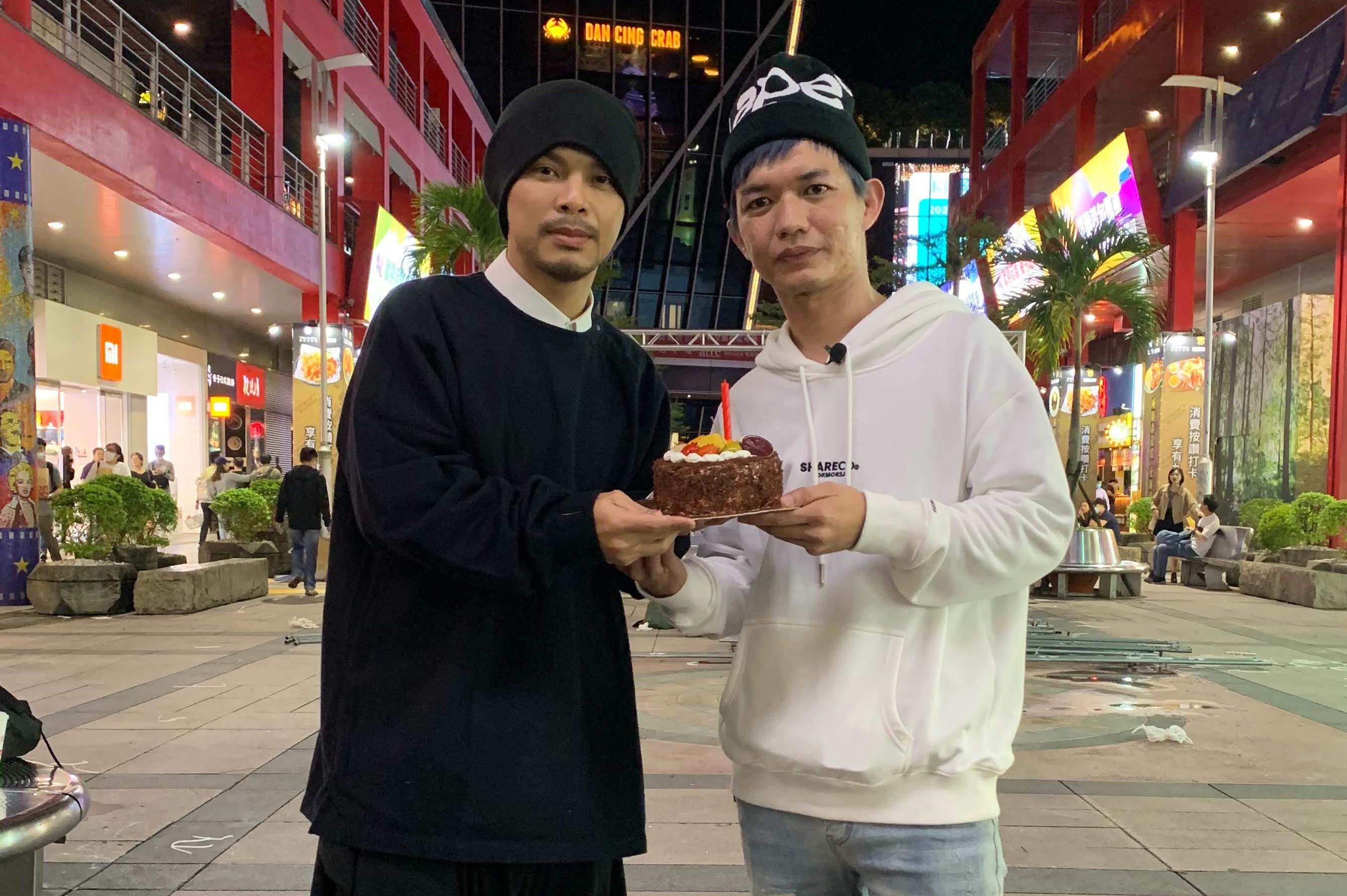 晉身網路節目主持人的宥凱，在生日前夕邀請黃明志上節目。（馬棋朵數位影像製作提供）