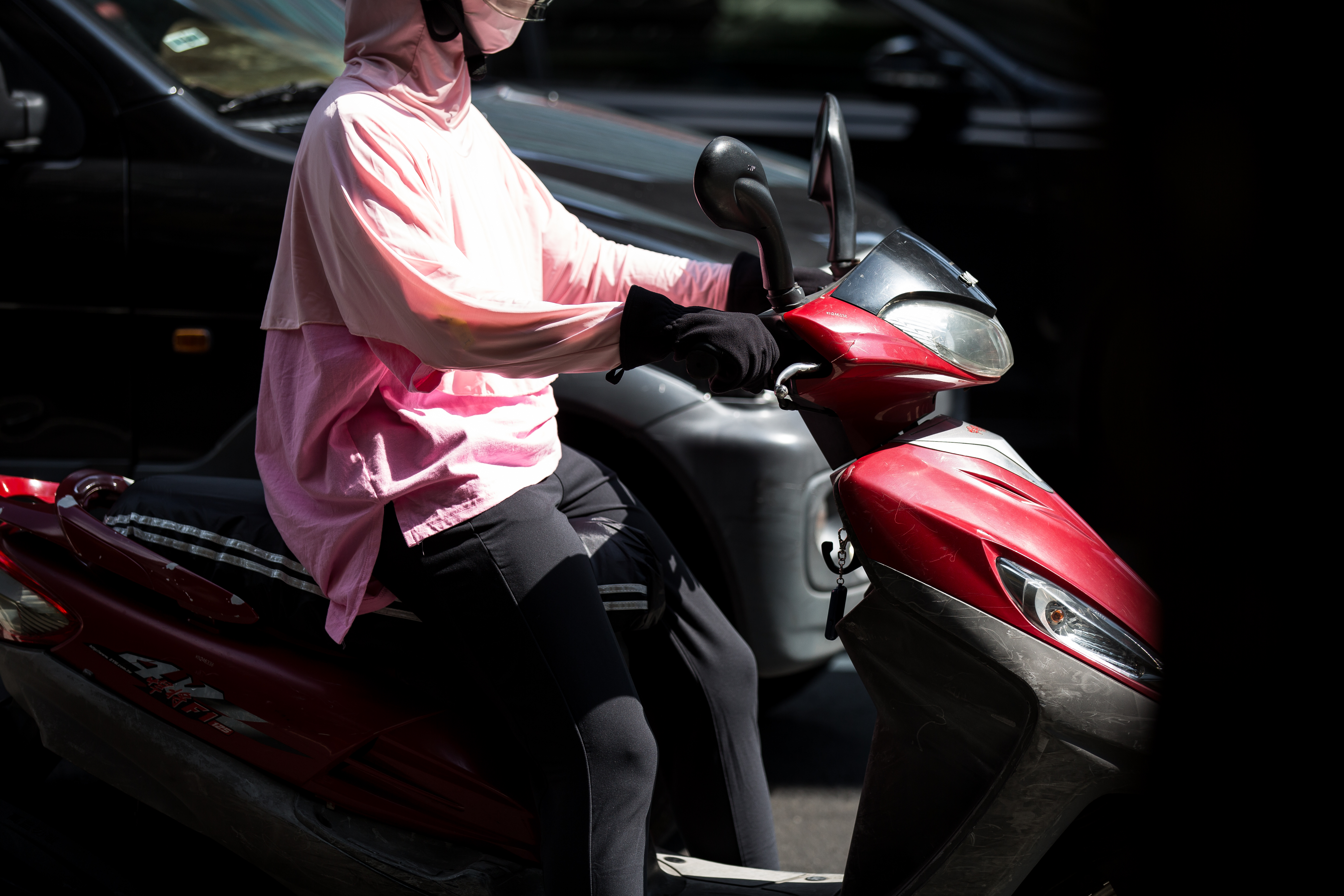 汽機車駕駛人行駛道路禁止以手持方式使用行動電話、電腦或其他相類功能裝置進行撥接、通話、數據通訊或其他有礙駕駛安全行為。圖為示意圖，當事人與本新聞無關。（本刊資料照）