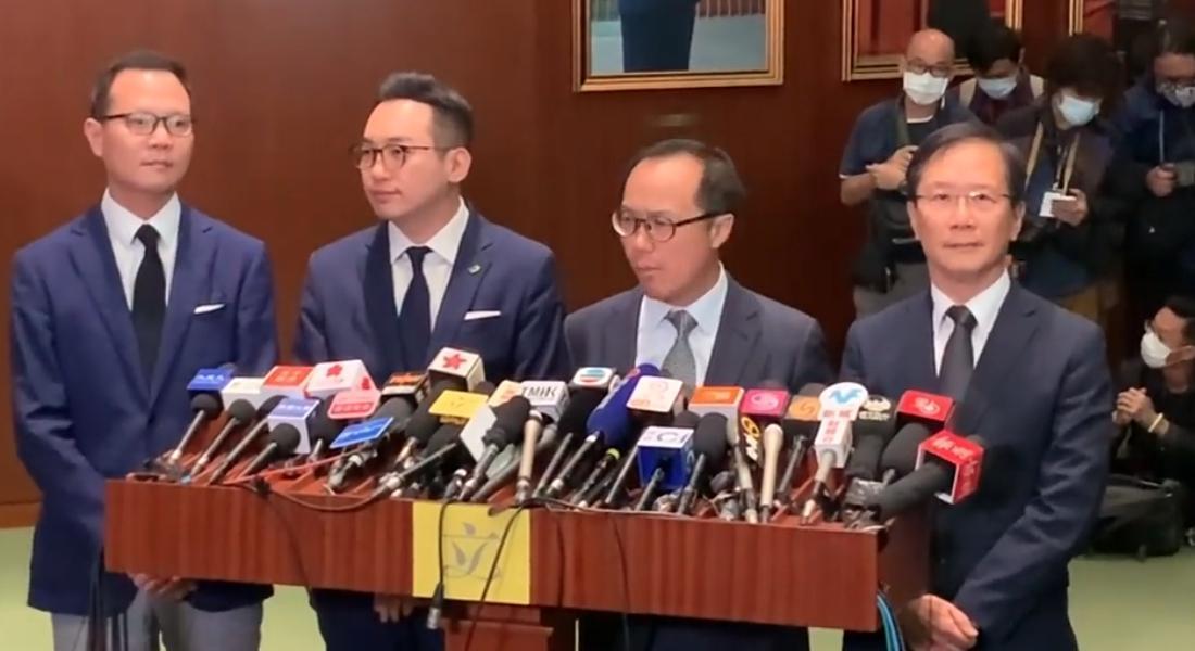 今被港府除名4泛民派立法會議員郭榮鏗(左起)、楊岳橋、梁繼昌、郭家麒召開記者會。(翻攝梁繼昌臉書)