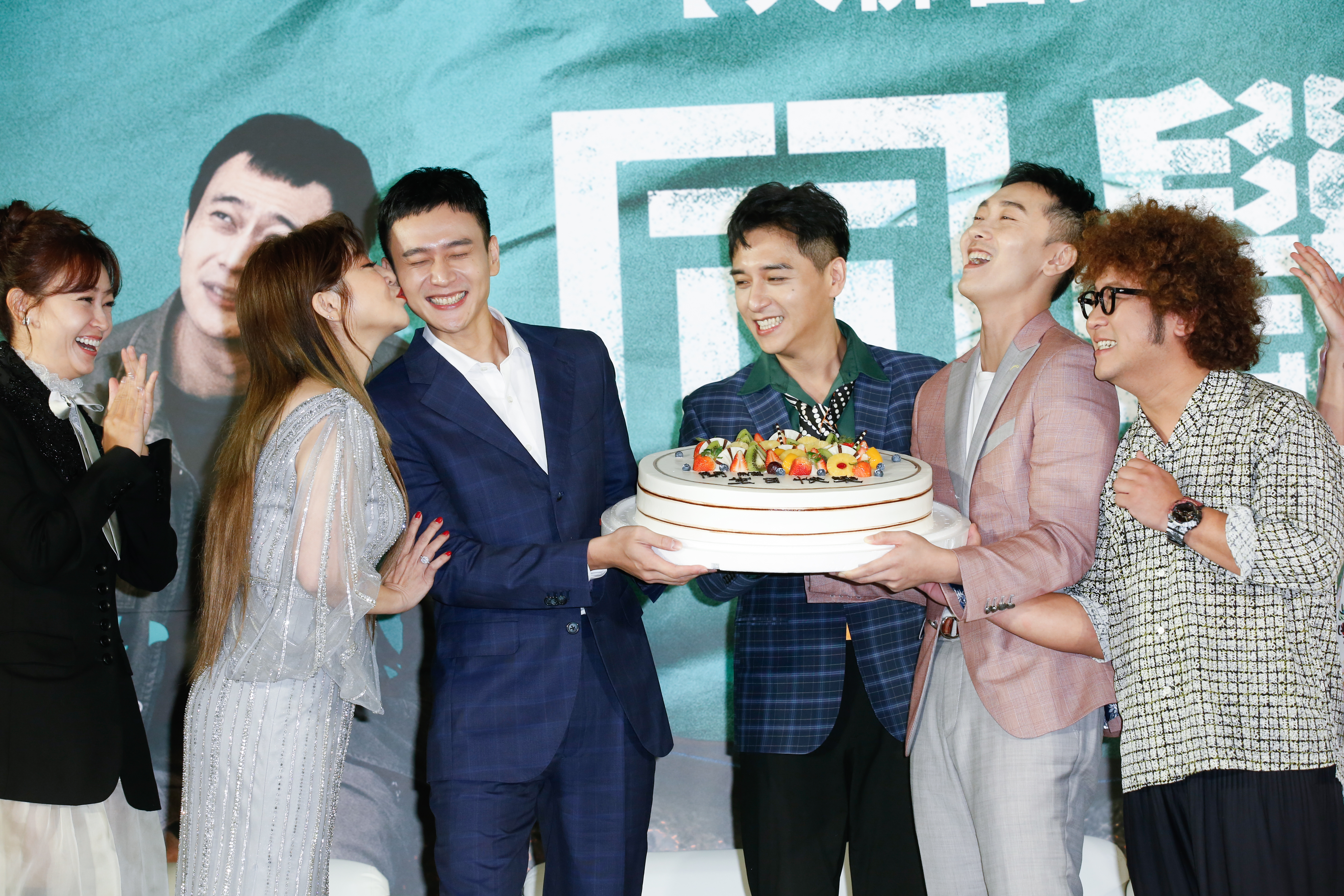 劉冠廷今（11日）過32歲生日，與他在片中配對的王彩樺獻吻，在劉冠廷的臉上留下一個火紅唇印。