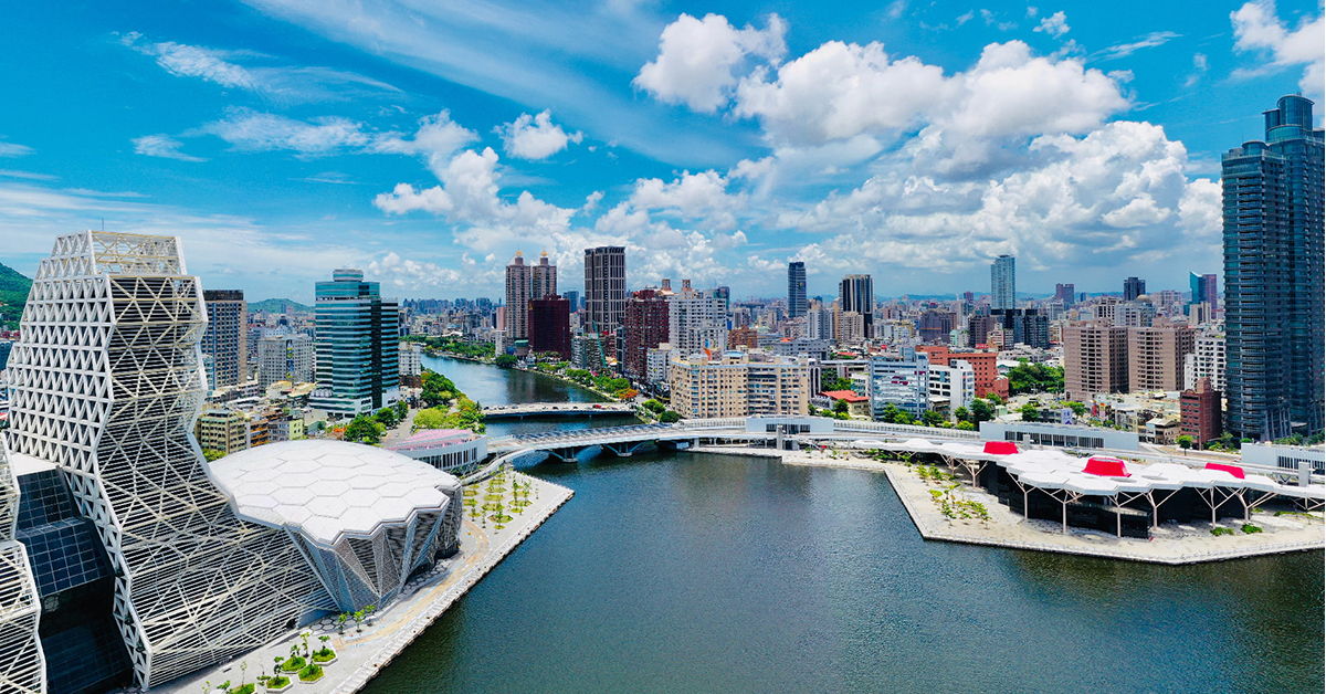 前金區鄰近出海口的「愛河畔水岸宅」房價持續攀高，是高雄房市黑馬。