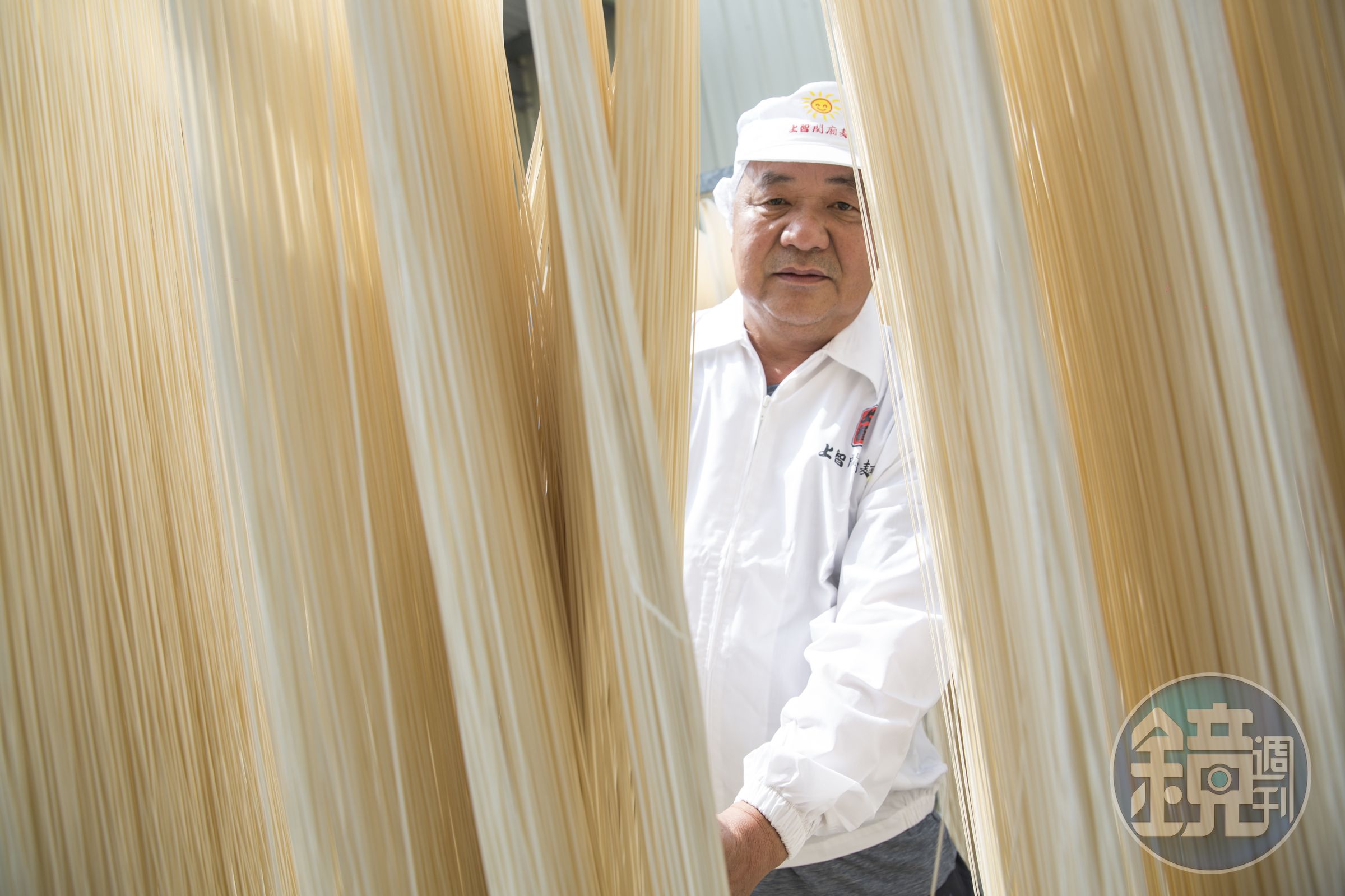 吳金智首創科技化製麵，創新麵條造型，攻進乾拌麵市場，如今產量為業界最大。