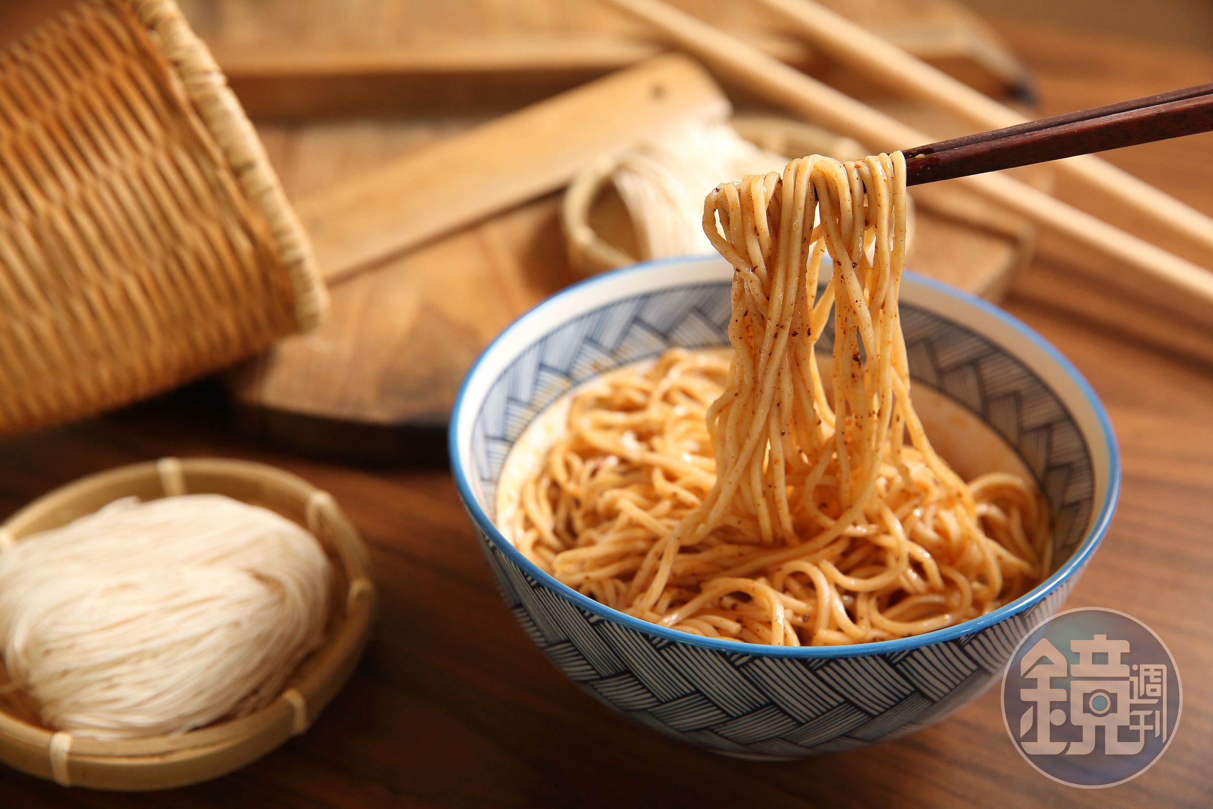 乾拌麵市場年產值一百多億元，上智關廟麵憑著品質穩定與麵條客製化能力，為近50家乾拌麵品牌代工。
