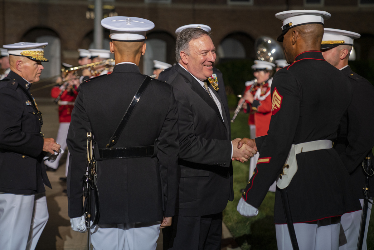 蓬佩奧（中）日前宣布目前將近有50個國家、170個電信業者將加入由美國主導的「乾淨網路」計畫，其目的是要排除華為等中國公司所提供的設備技術。（翻攝自Mike Pompeo推特）