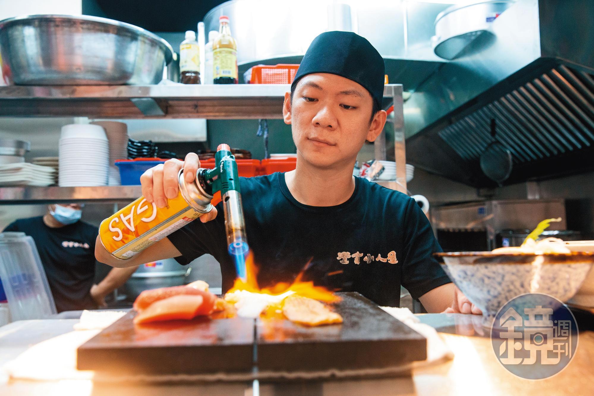 陳煥傑注重料理細節,精選炙燒食材的厚度與時間,圖中料理的比目魚鮨邊握壽司入口即化。