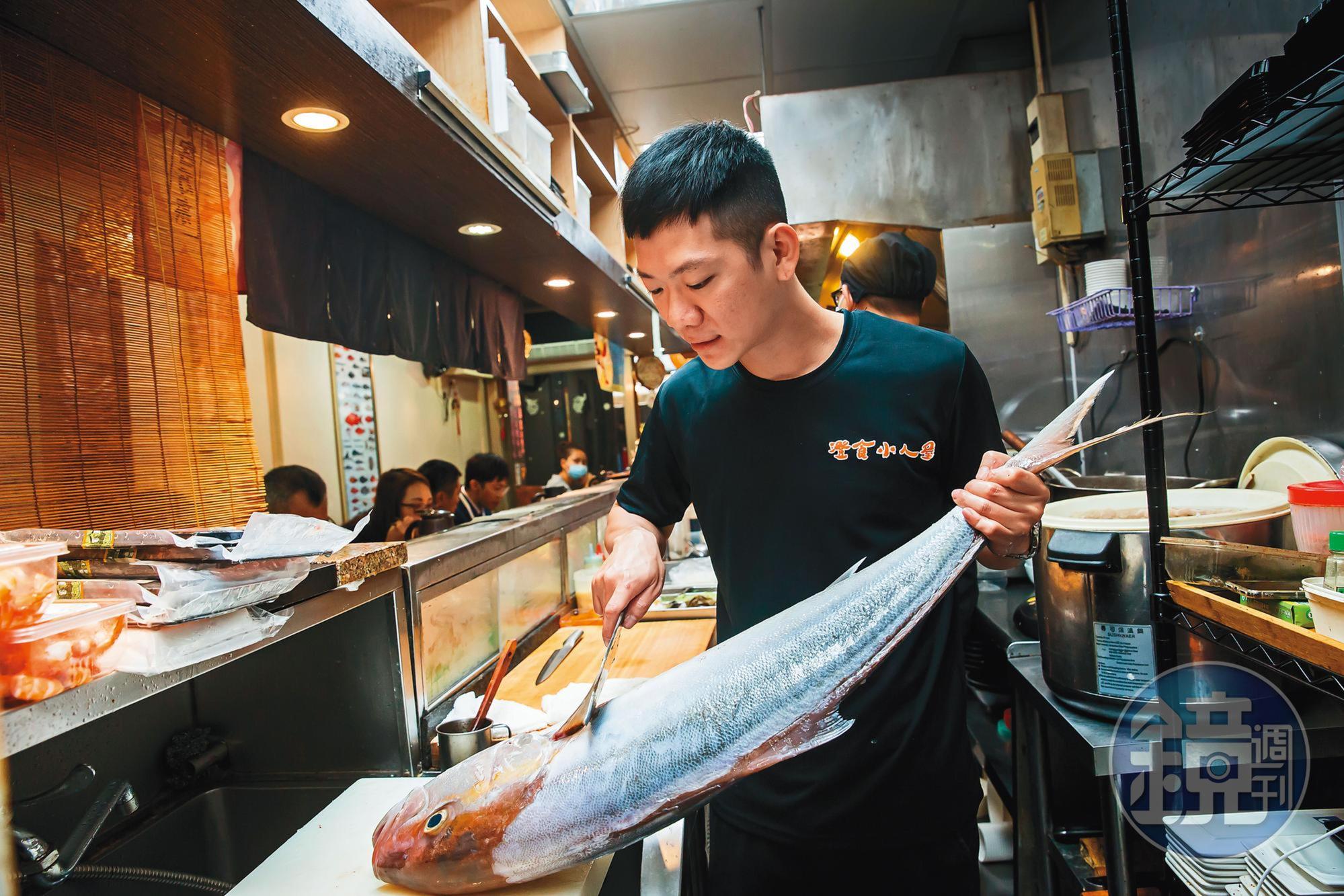 所有魚貨都是當日漁港直送,陳煥傑堅持自己切魚取肉,圖為野生紅甘。