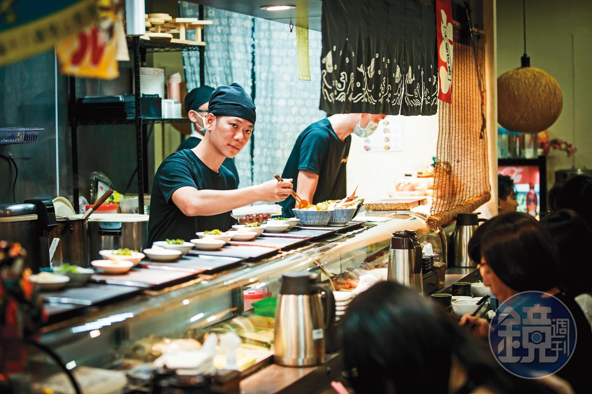 在育幼院長大的陳煥傑,以日本料理一圓創業夢,專攻生熟食丼飯的澄食小人屋,2間店旺季月收合計可達200萬元。