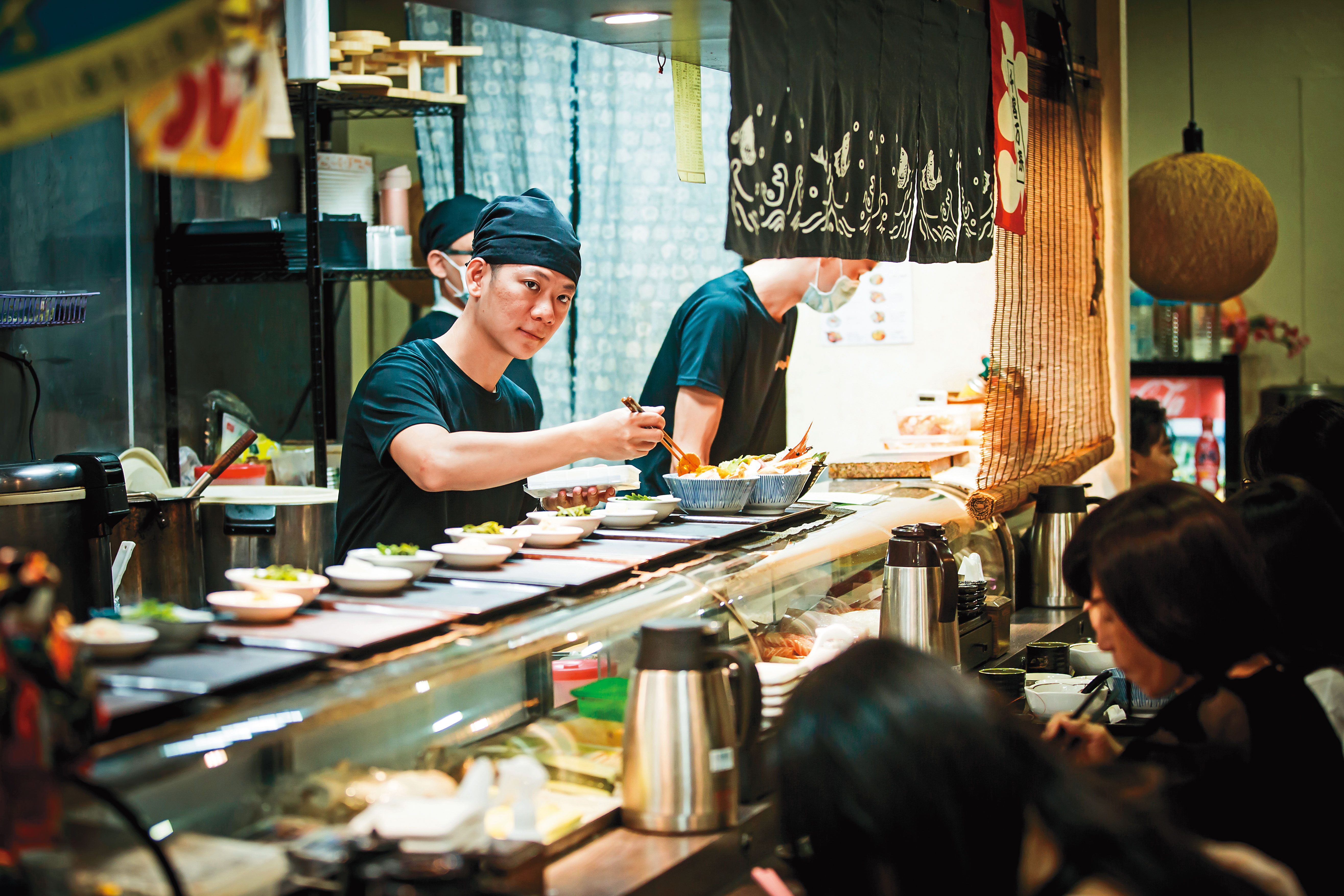 在育幼院長大的陳煥傑，以日本料理一圓創業夢，專攻生熟食丼飯的澄食小人屋，2間店旺季月收合計可達200萬元。