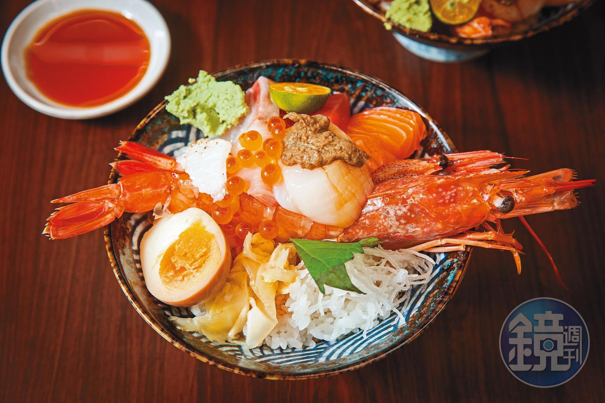 招牌「海神丼」以甜蝦、赤蝦雙拼鋪底,疊上蟹膏、干貝、海膽、鮭魚卵與3種生魚片,是店內的人氣料理。(420元/份)