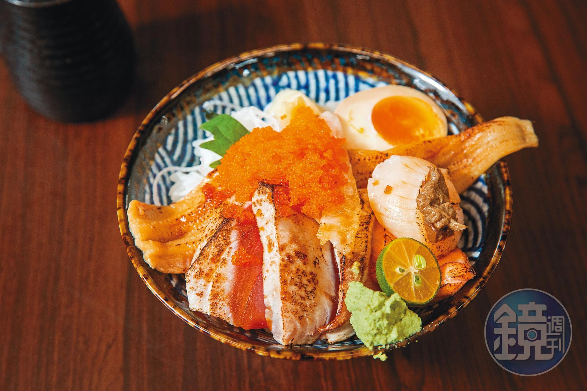 「炙燒海人丼」透過炙燒手法,帶出5種生魚片與星鰻、干貝等食材的甜味與香氣。(270元/份)