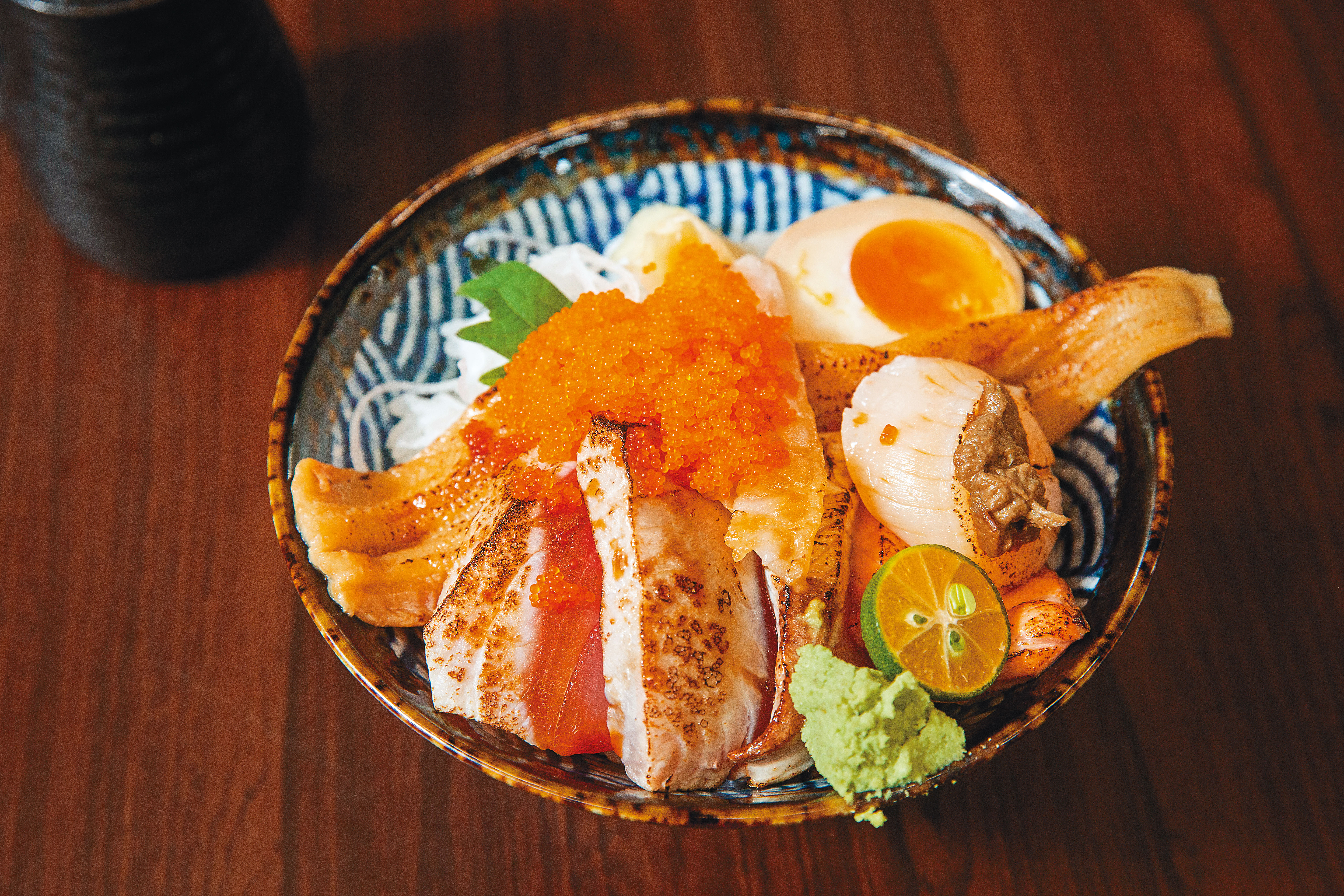 「炙燒海人丼」透過炙燒手法，帶出5種生魚片與星鰻、干貝等食材的甜味與香氣。（270元／份）